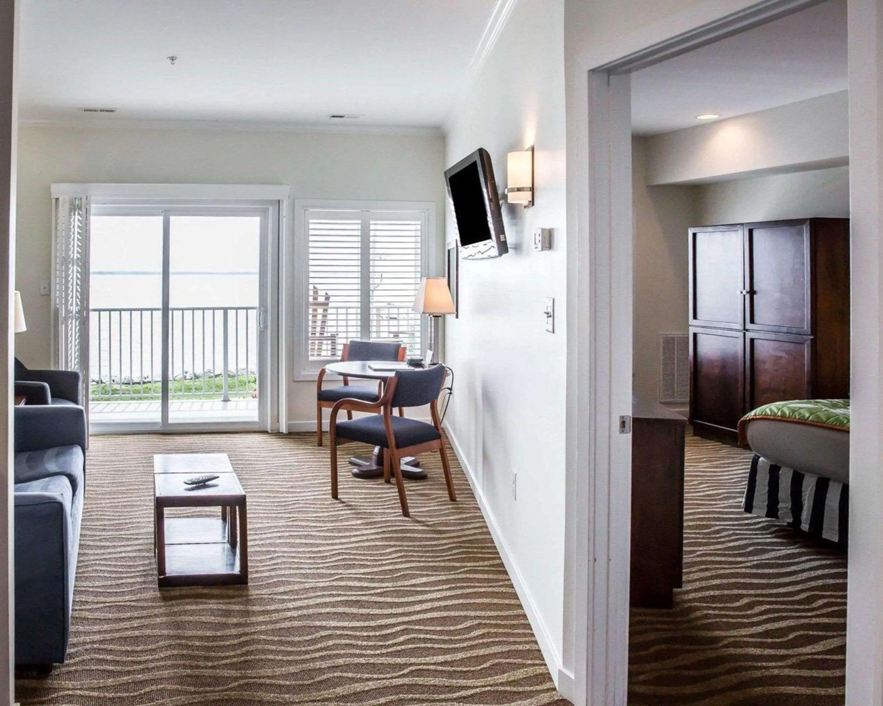 Bedroom, Bed in Island Inn & Suites, an Ascend Collection Hotel