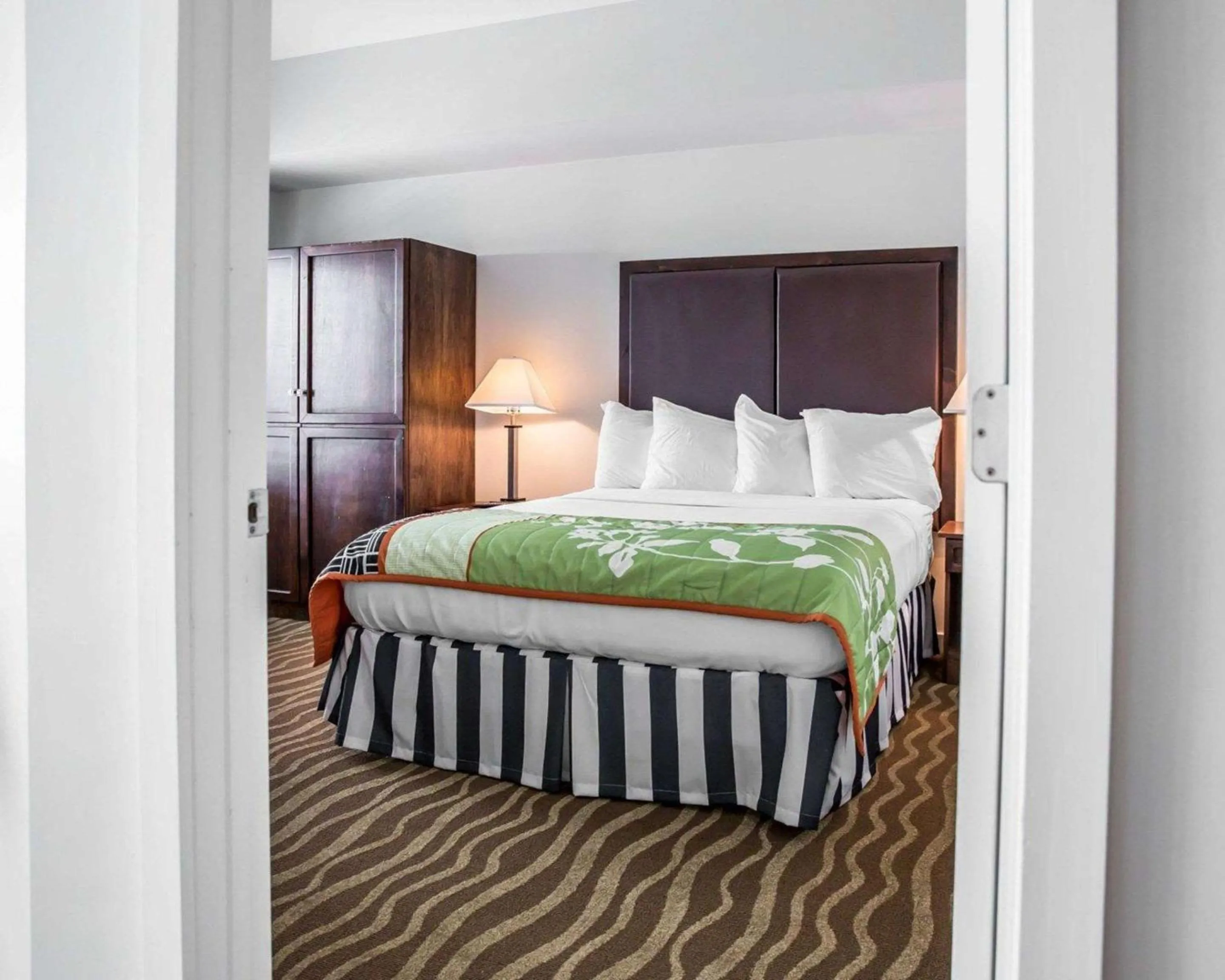 Bedroom, Bed in Island Inn & Suites, an Ascend Collection Hotel