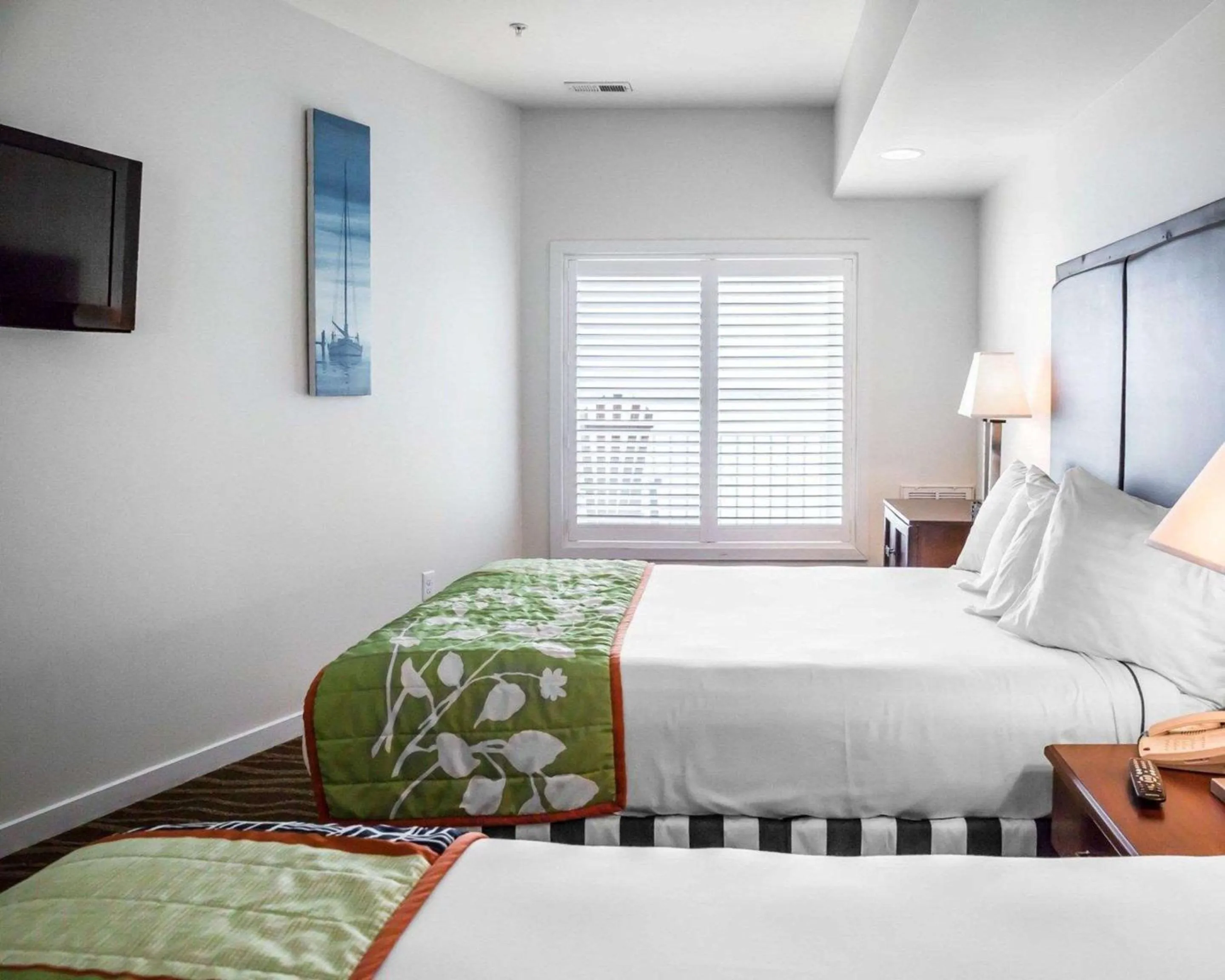 Bedroom, Bed in Island Inn & Suites, an Ascend Collection Hotel