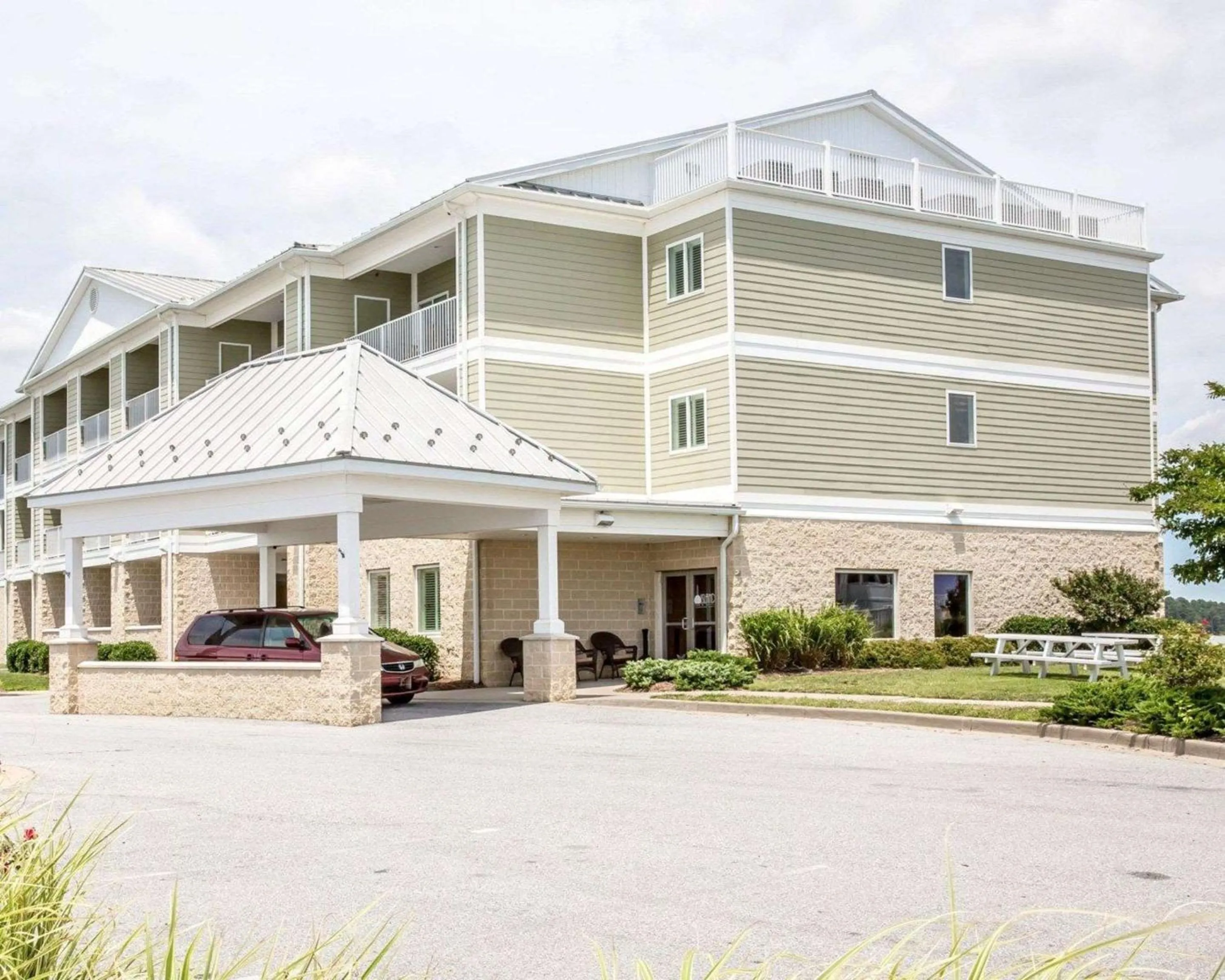 Property building in Island Inn & Suites, an Ascend Collection Hotel