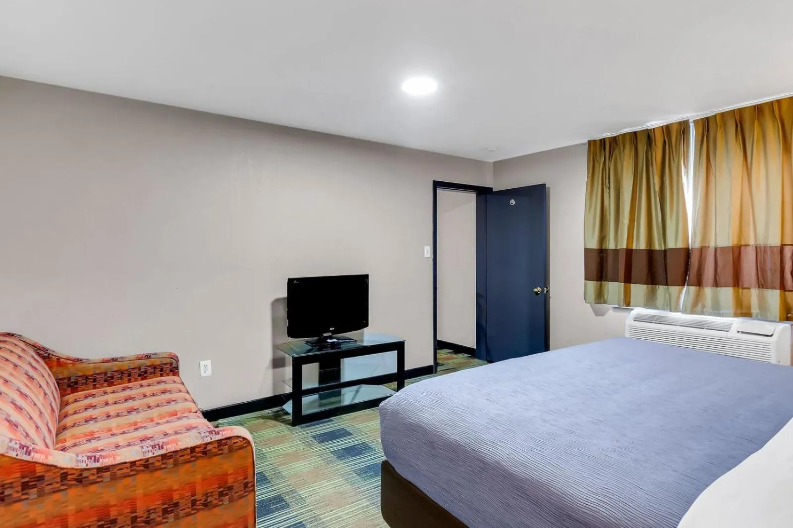 Bed in Quality Inn Salisbury North