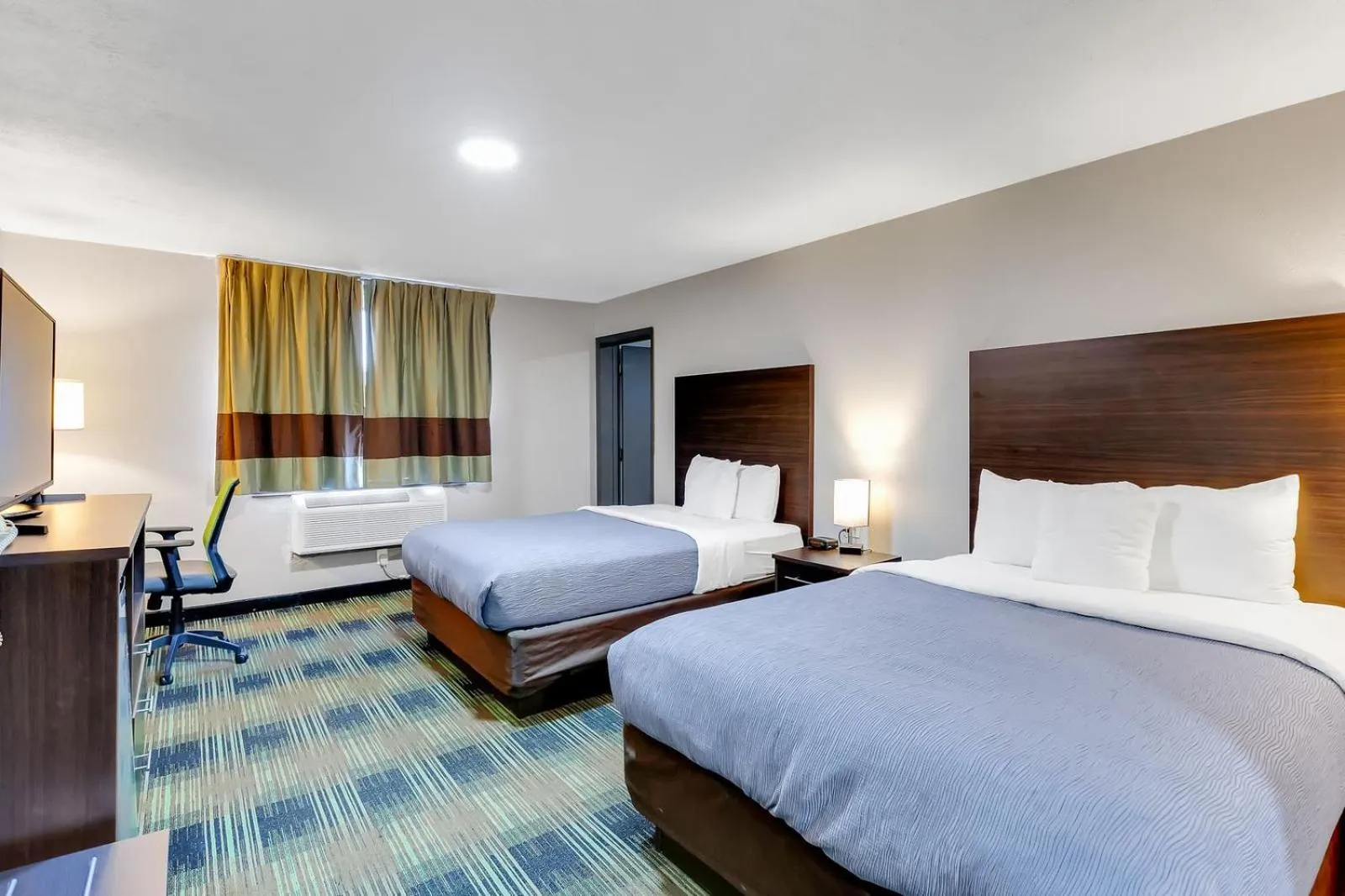 Bed in Quality Inn Salisbury North