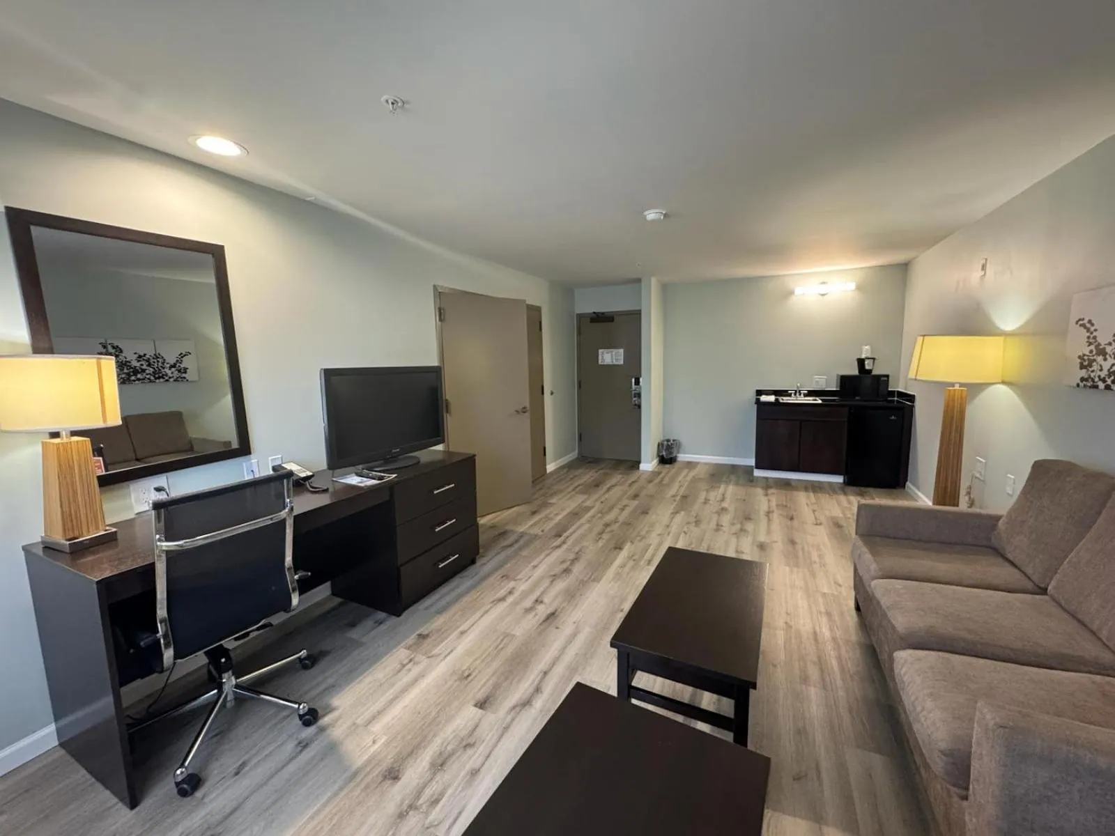 Living room in Wingate by Wyndham Bel Air I-95 Exit 77A - APG Area