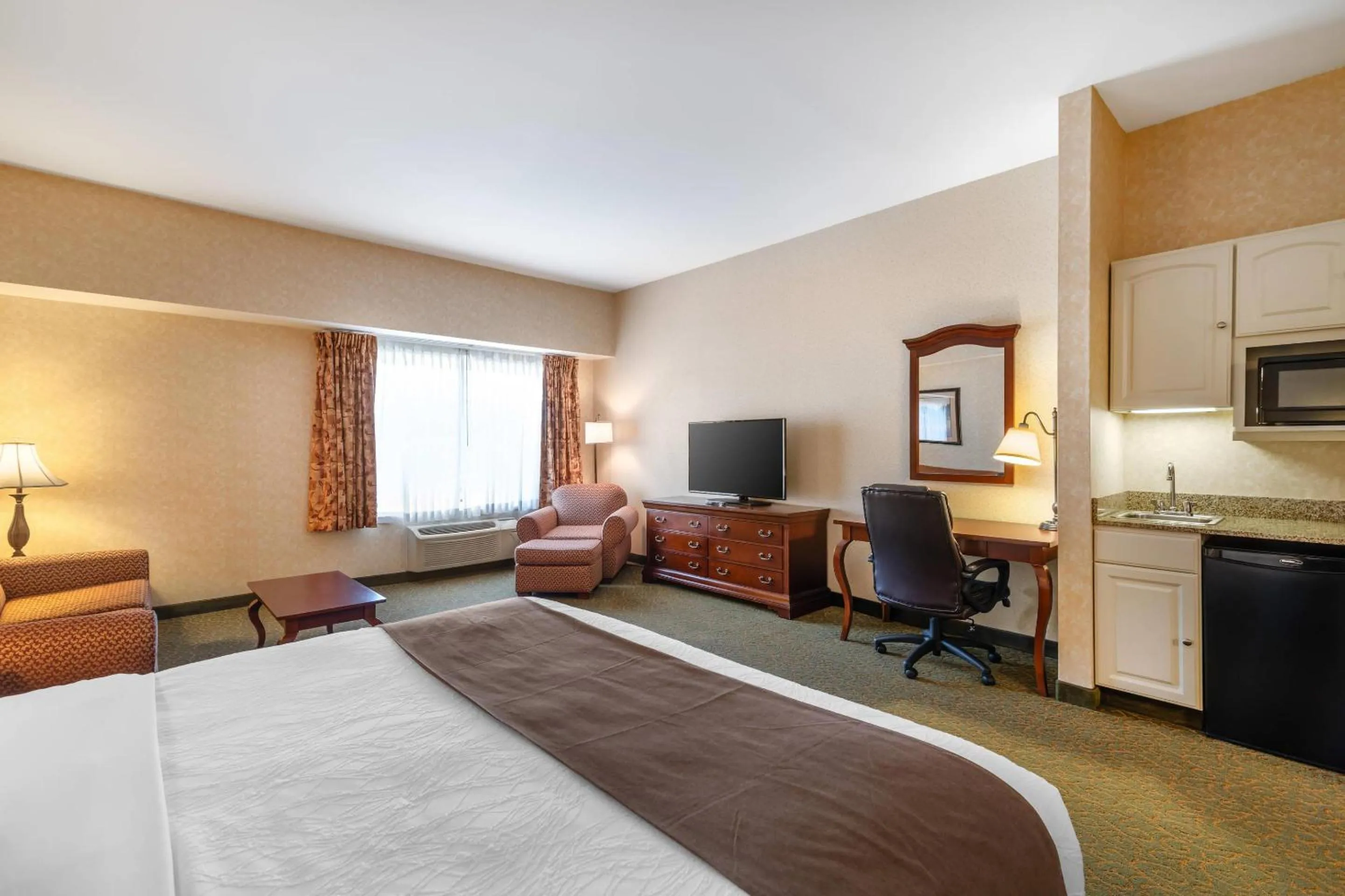 Bedroom, Bed in Maine Evergreen Hotel, an Ascend Collection Hotel