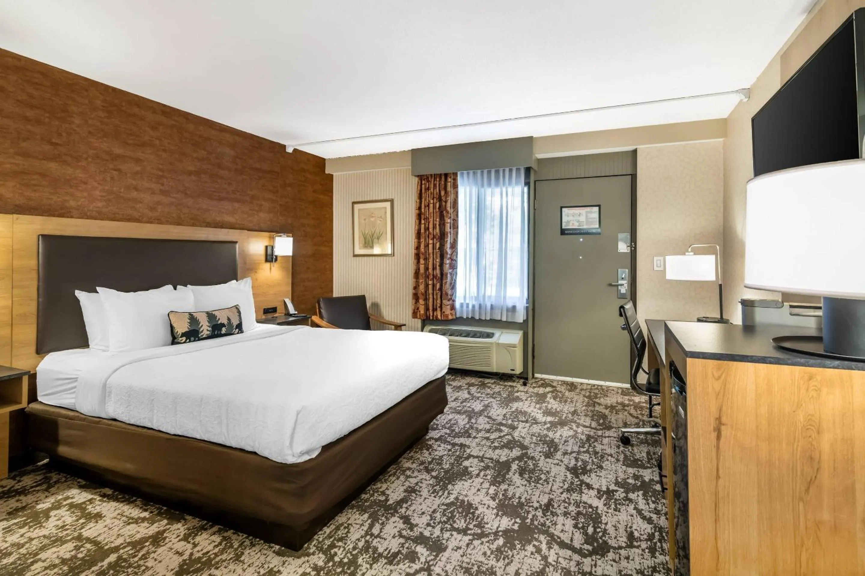 Bedroom, Bed in Maine Evergreen Hotel, an Ascend Collection Hotel