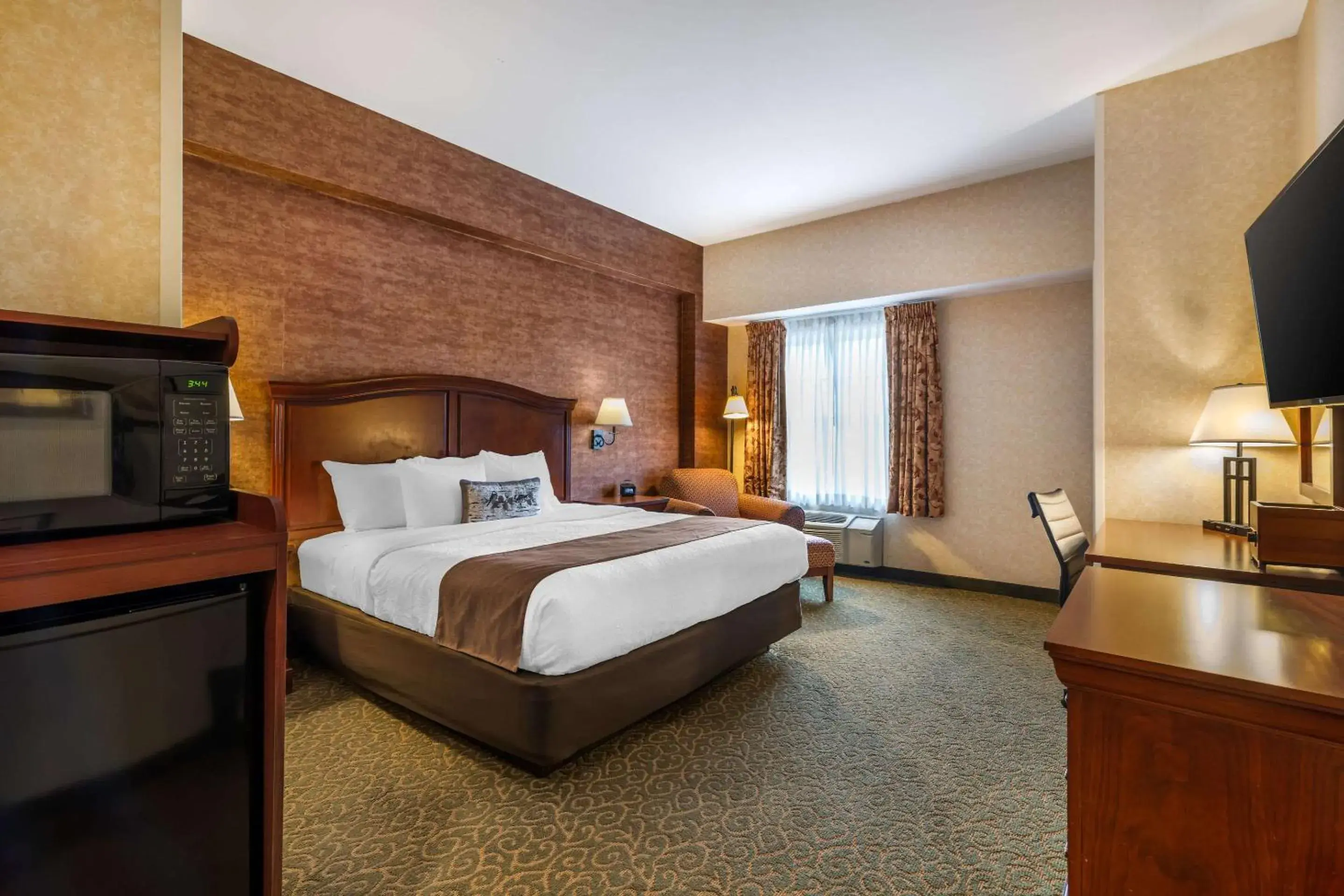 Deluxe King Room - Non-Smoking in Maine Evergreen Hotel, an Ascend Collection Hotel Deluxe King Room - Non-Smoking in Maine Evergreen Hotel, an Ascend Collection Hotel