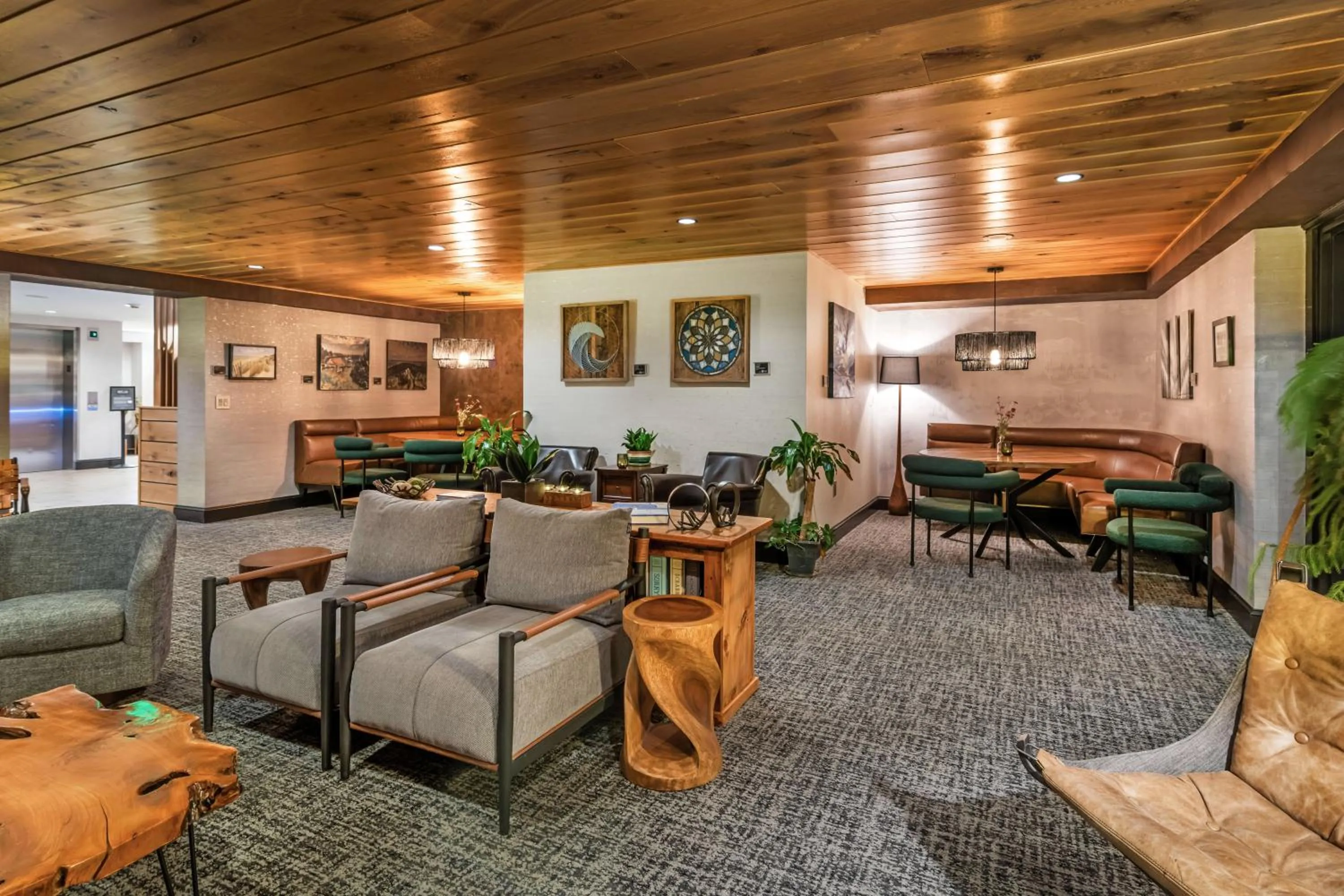 Lounge or bar in Maine Evergreen Hotel, an Ascend Collection Hotel