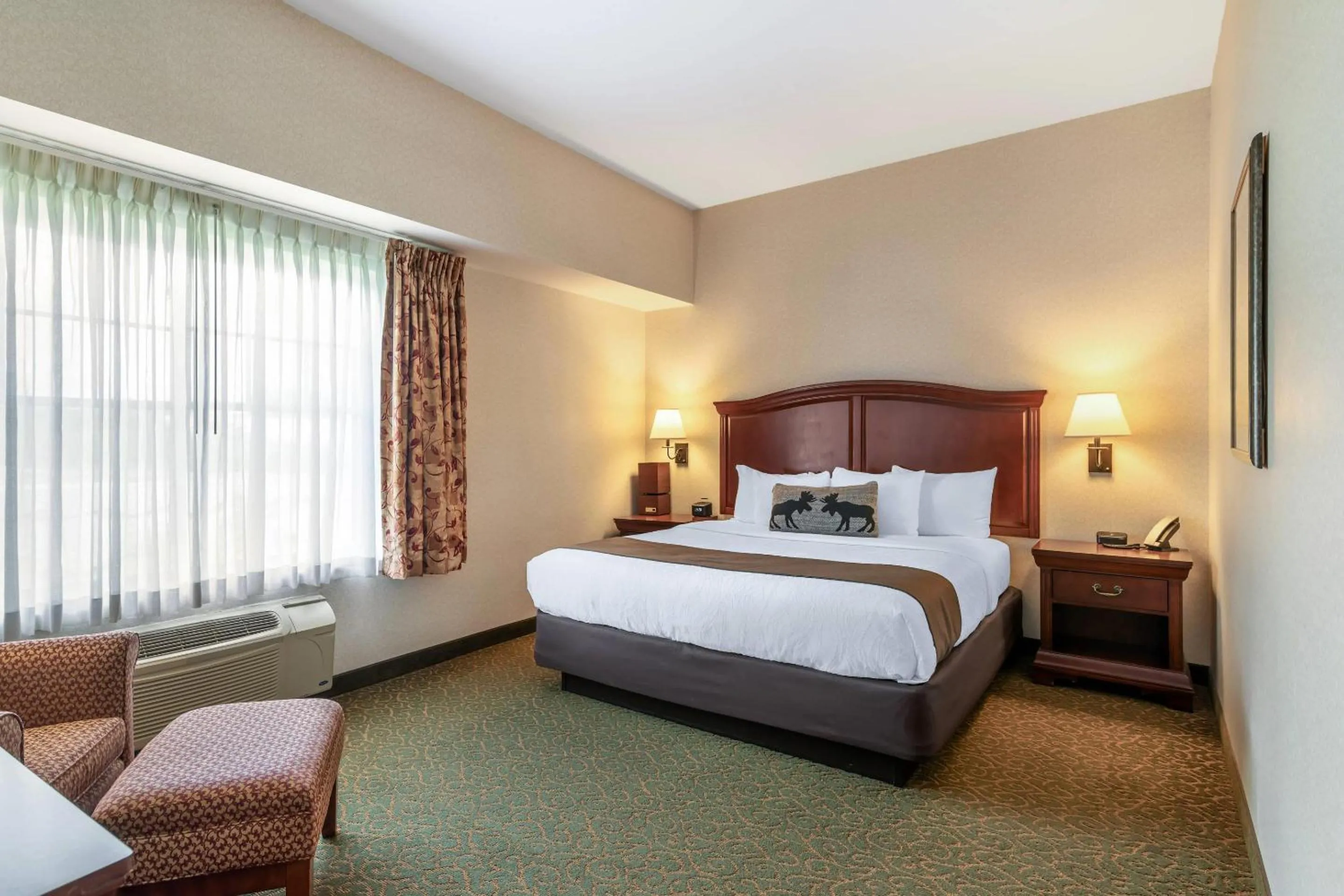 Bedroom, Bed in Maine Evergreen Hotel, an Ascend Collection Hotel