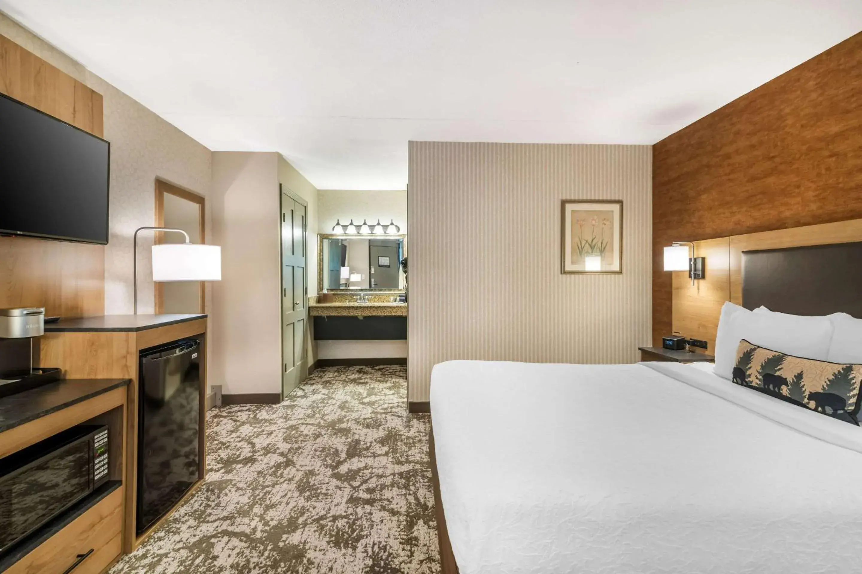 Queen Room - Accessible/Non-Smoking in Maine Evergreen Hotel, an Ascend Collection Hotel Queen Room - Accessible/Non-Smoking in Maine Evergreen Hotel, an Ascend Collection Hotel