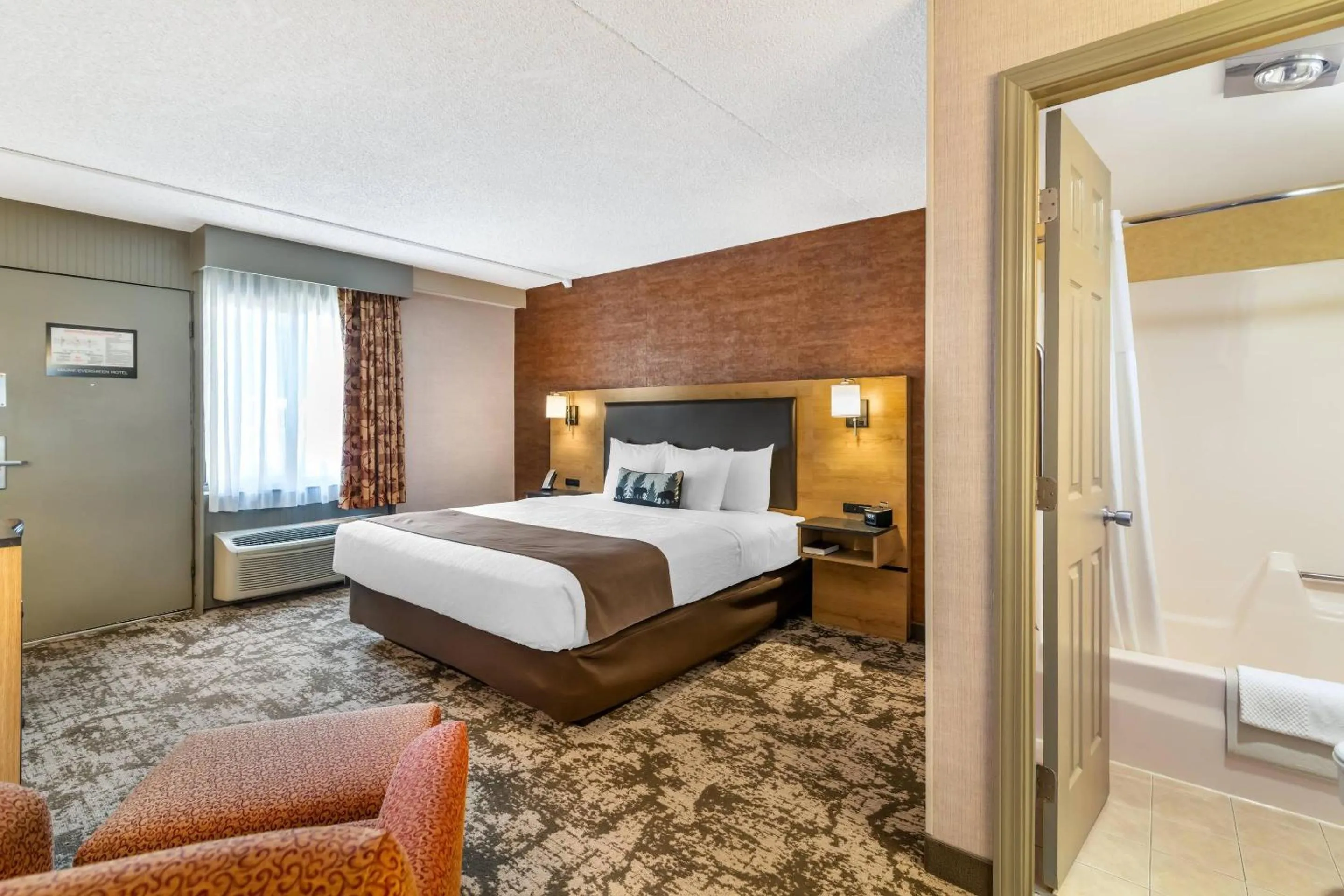 Bedroom, Bed in Maine Evergreen Hotel, an Ascend Collection Hotel