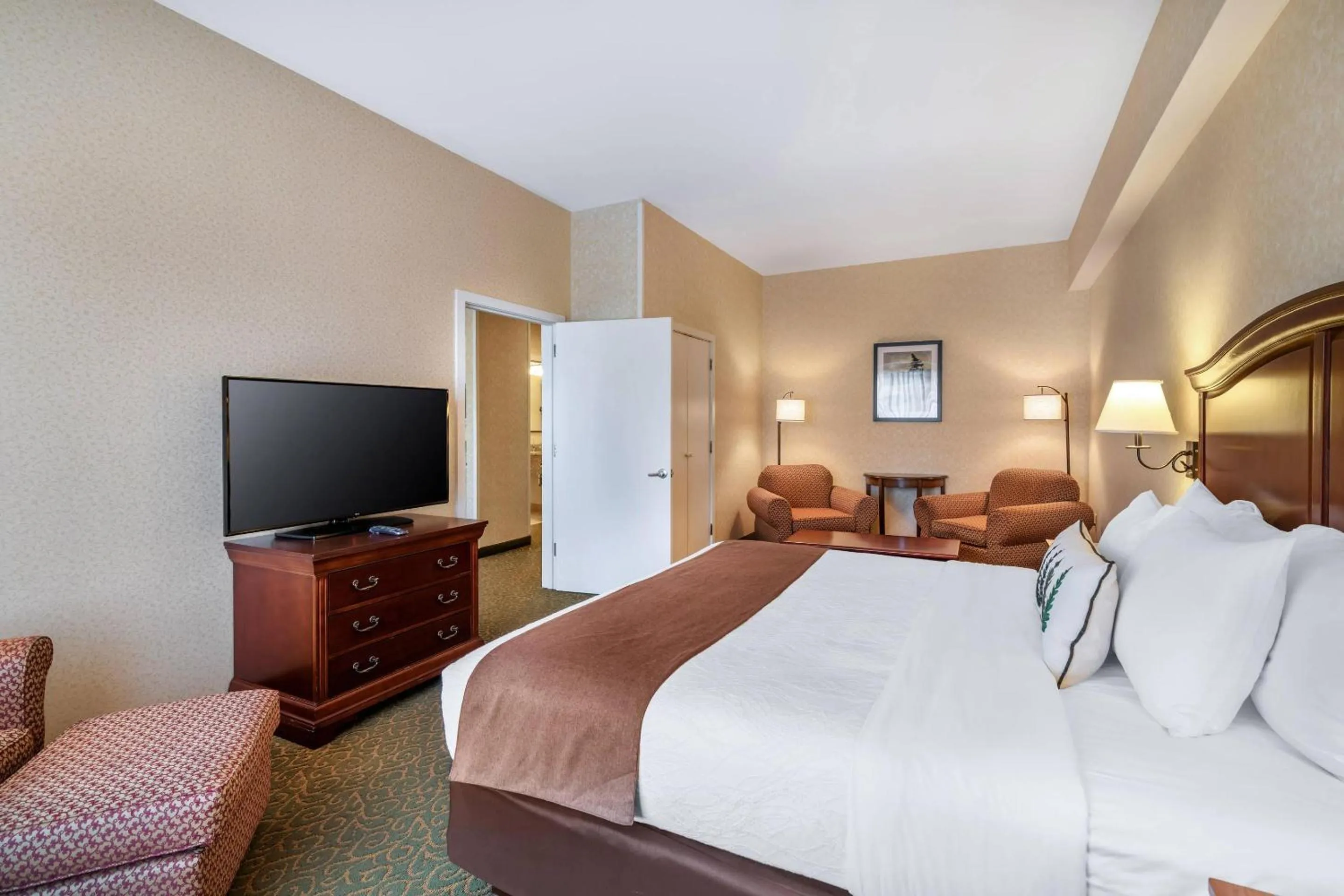 Bedroom, Bed in Maine Evergreen Hotel, an Ascend Collection Hotel