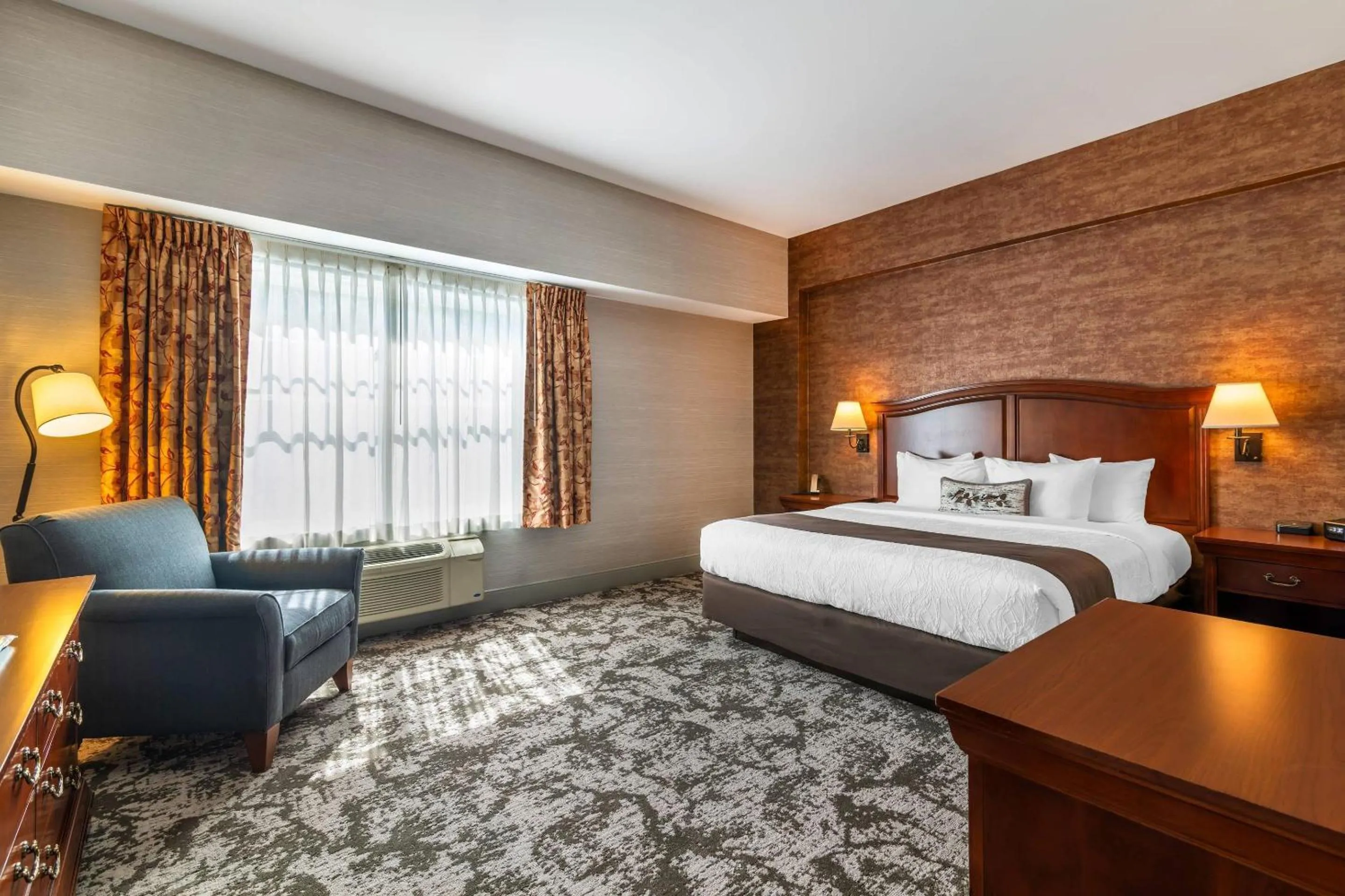 Bedroom, Bed in Maine Evergreen Hotel, an Ascend Collection Hotel