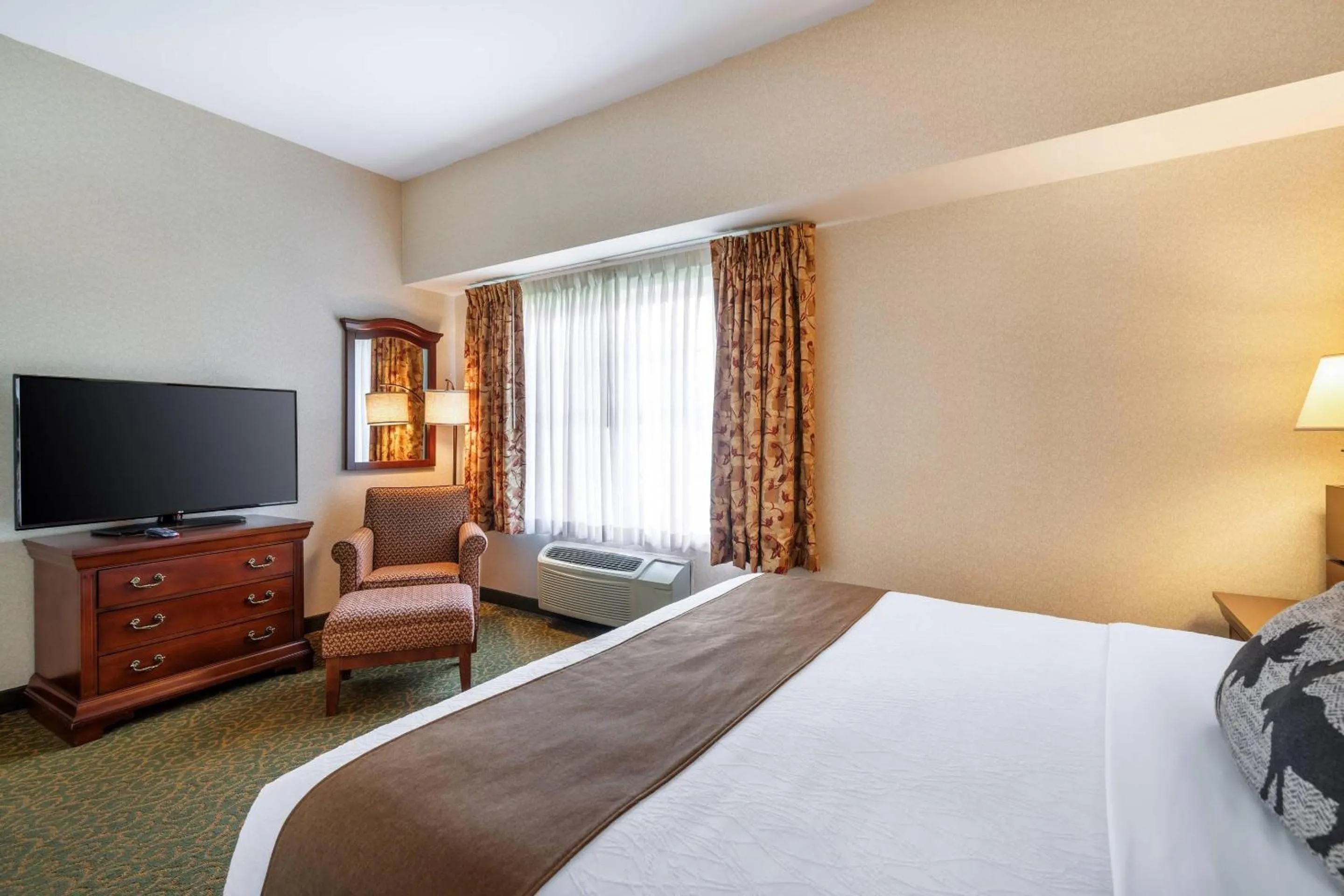 Bedroom, Bed in Maine Evergreen Hotel, an Ascend Collection Hotel