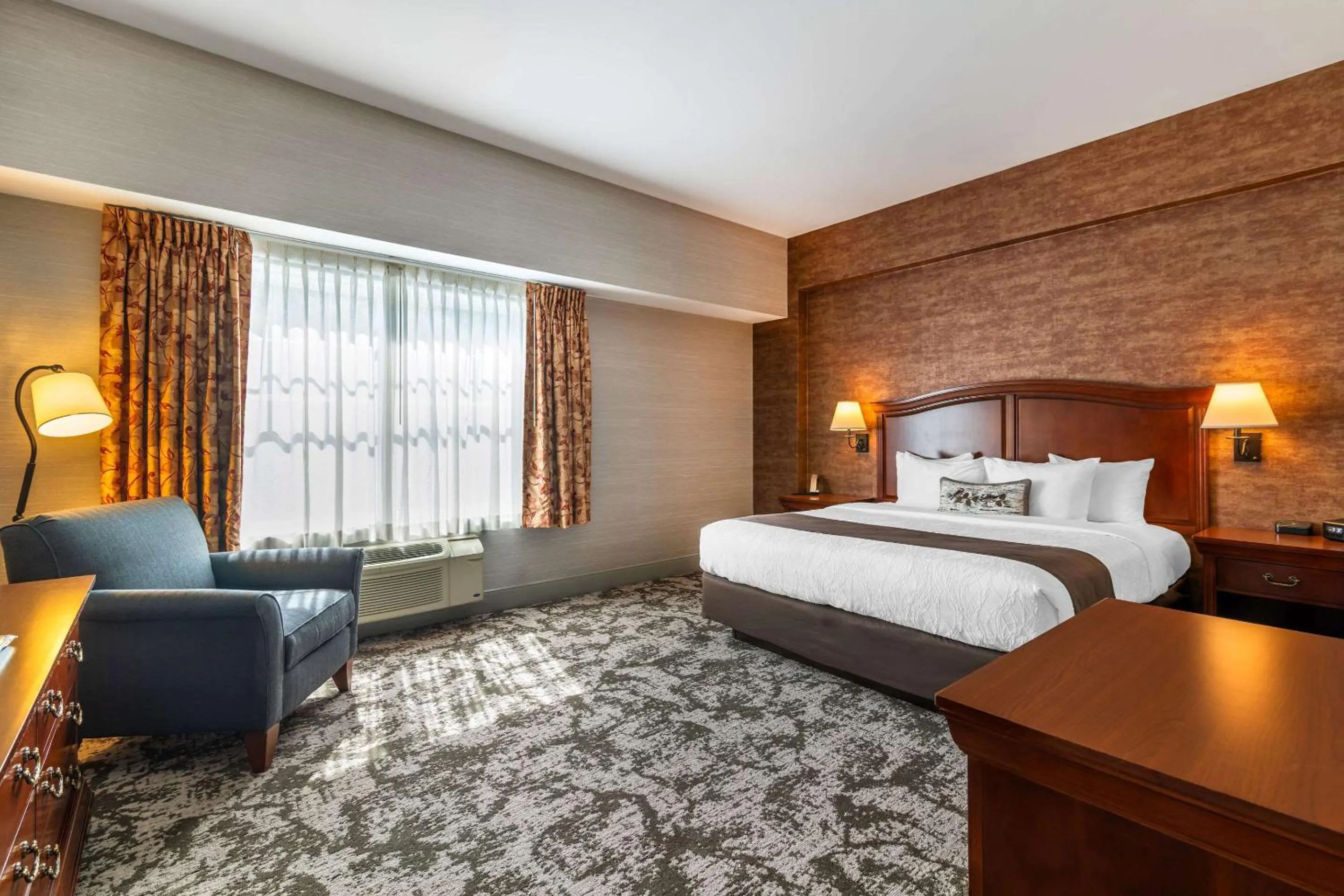 King Suite - Accessible/Non-Smoking in Maine Evergreen Hotel, an Ascend Collection Hotel