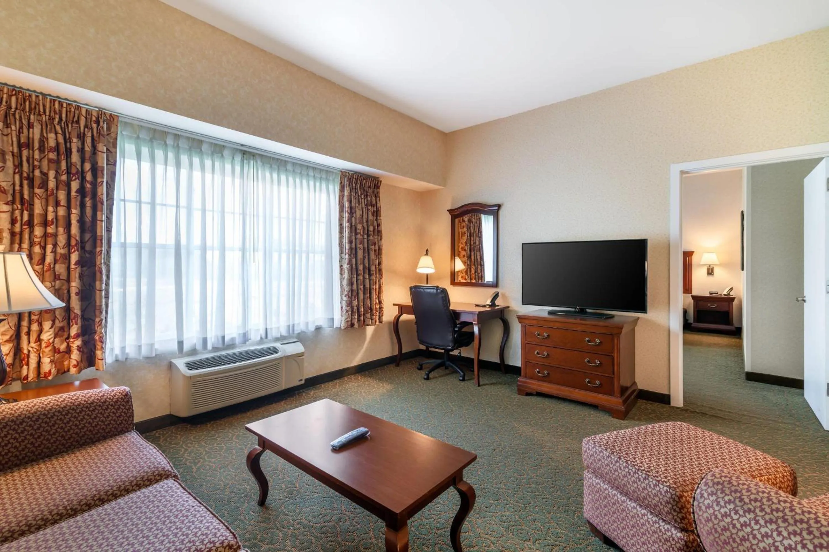 Bedroom, Bed in Maine Evergreen Hotel, an Ascend Collection Hotel