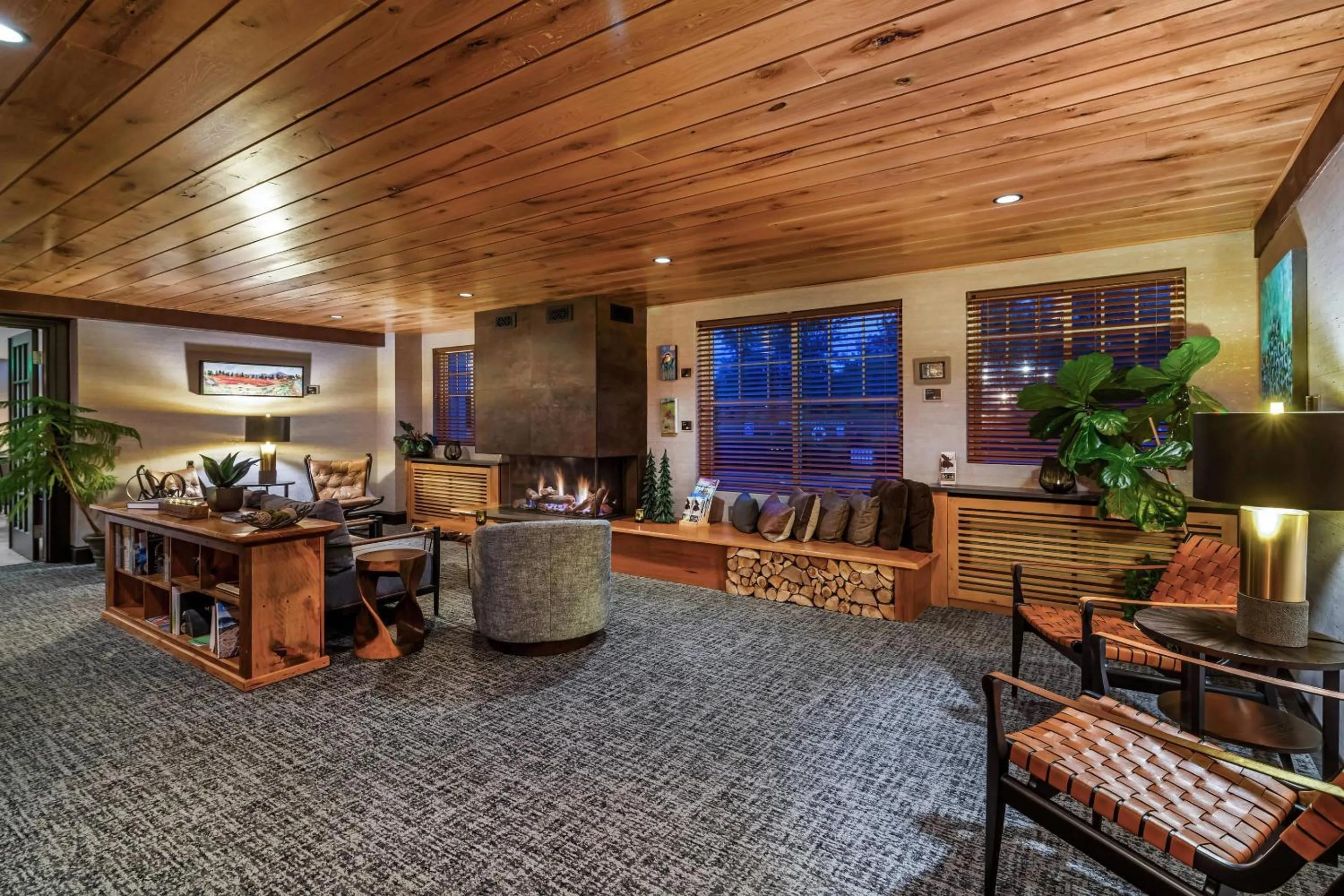 Lounge or bar in Maine Evergreen Hotel, an Ascend Collection Hotel