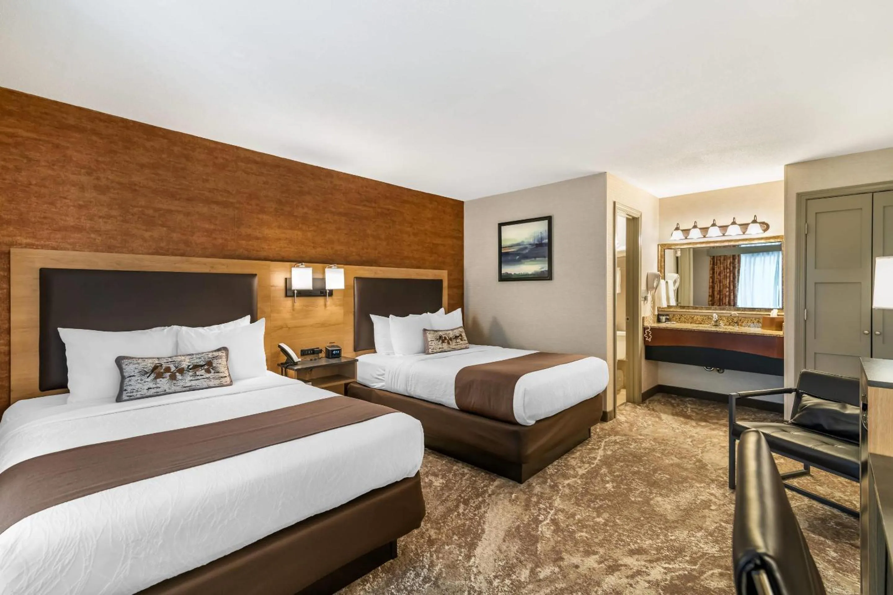 Bedroom, Bed in Maine Evergreen Hotel, an Ascend Collection Hotel