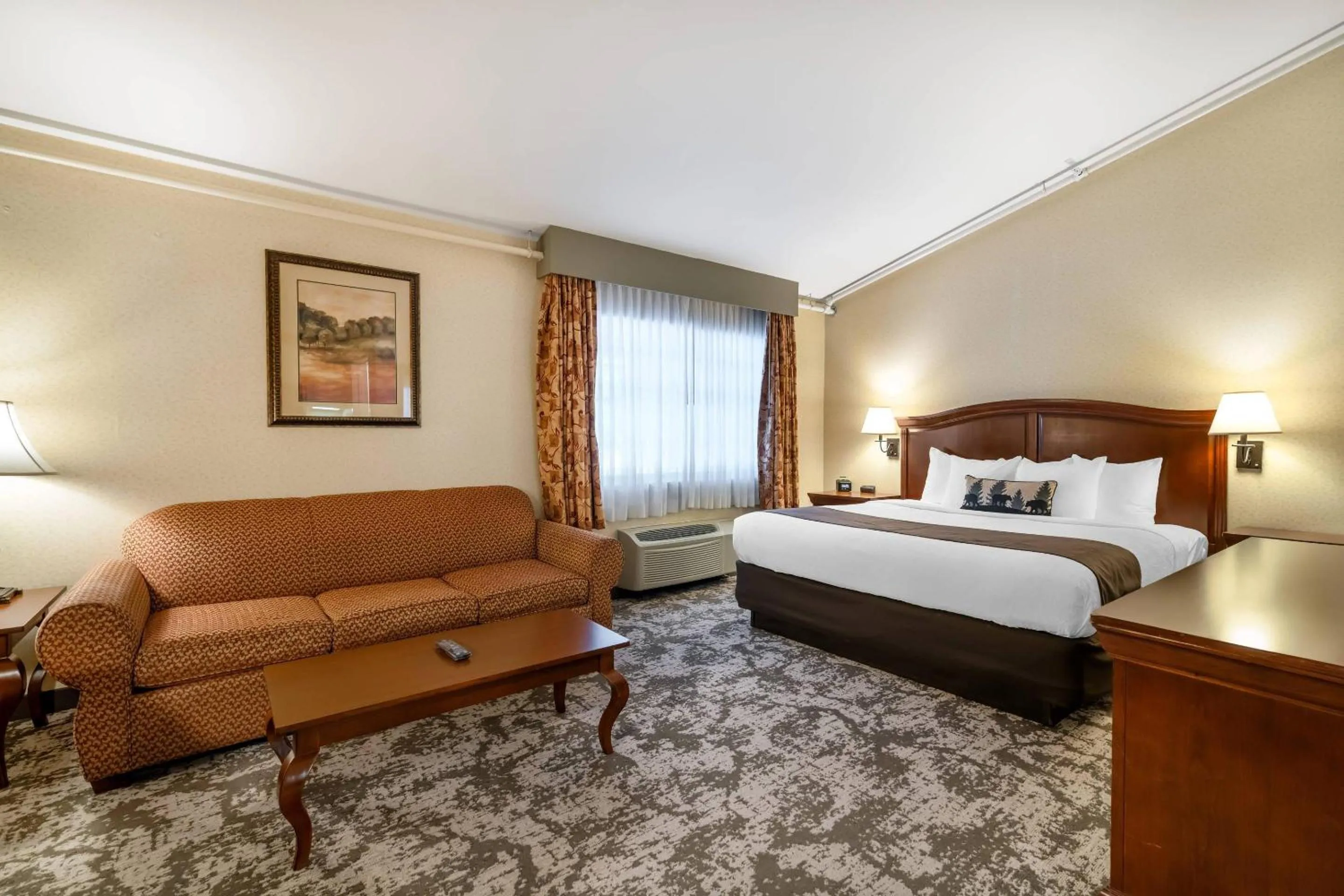 Bedroom, Bed in Maine Evergreen Hotel, an Ascend Collection Hotel