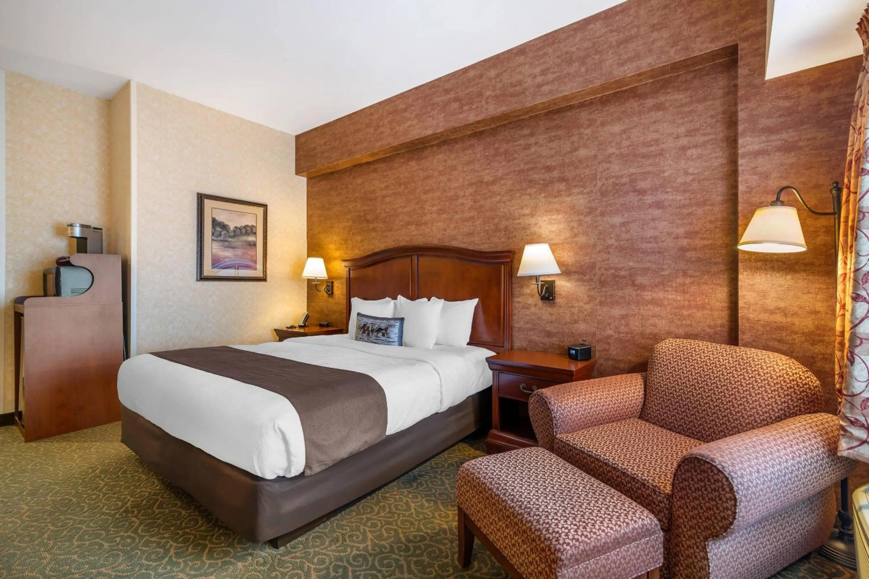 Bedroom, Bed in Maine Evergreen Hotel, an Ascend Collection Hotel