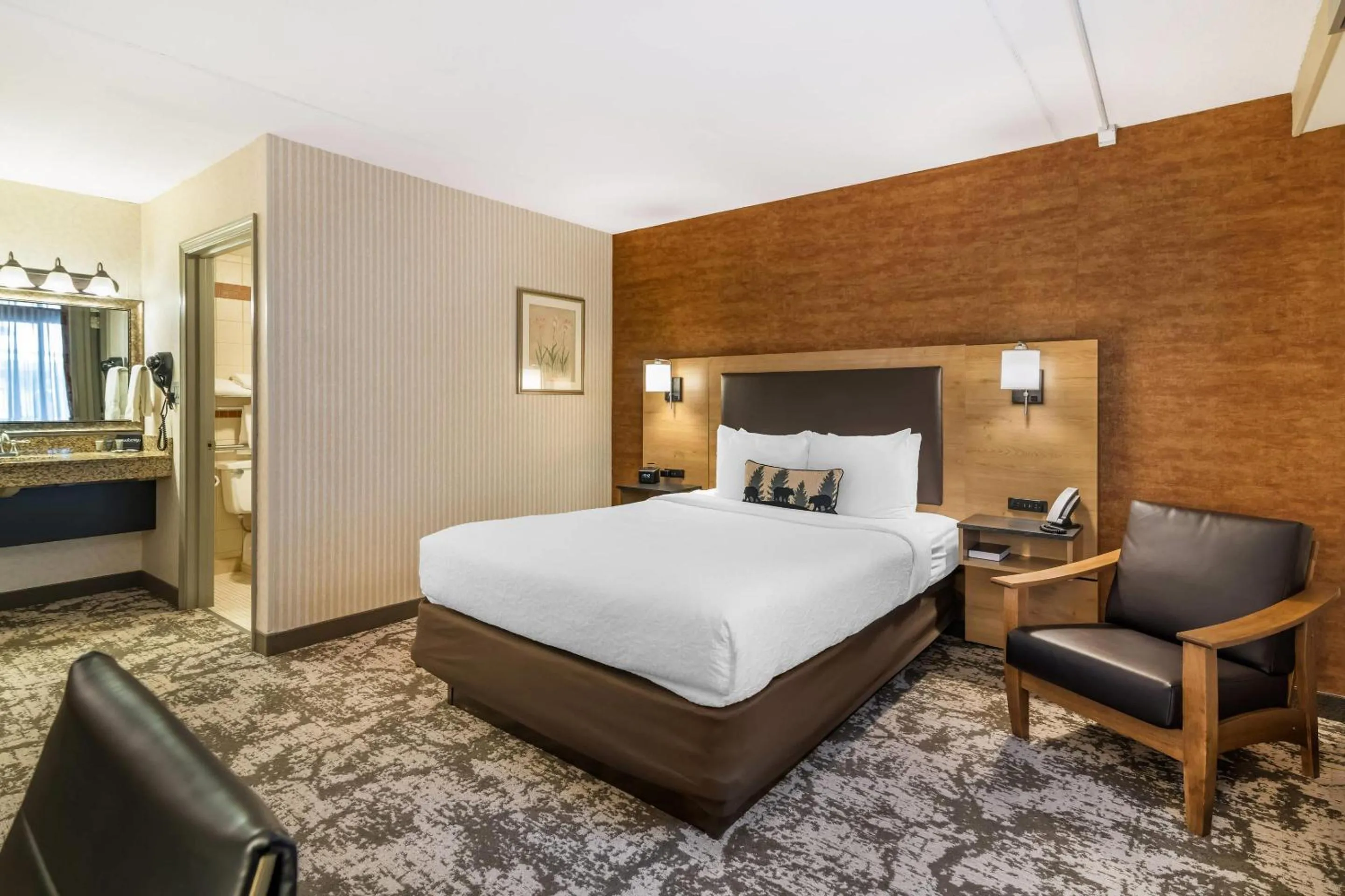 Bedroom, Bed in Maine Evergreen Hotel, an Ascend Collection Hotel