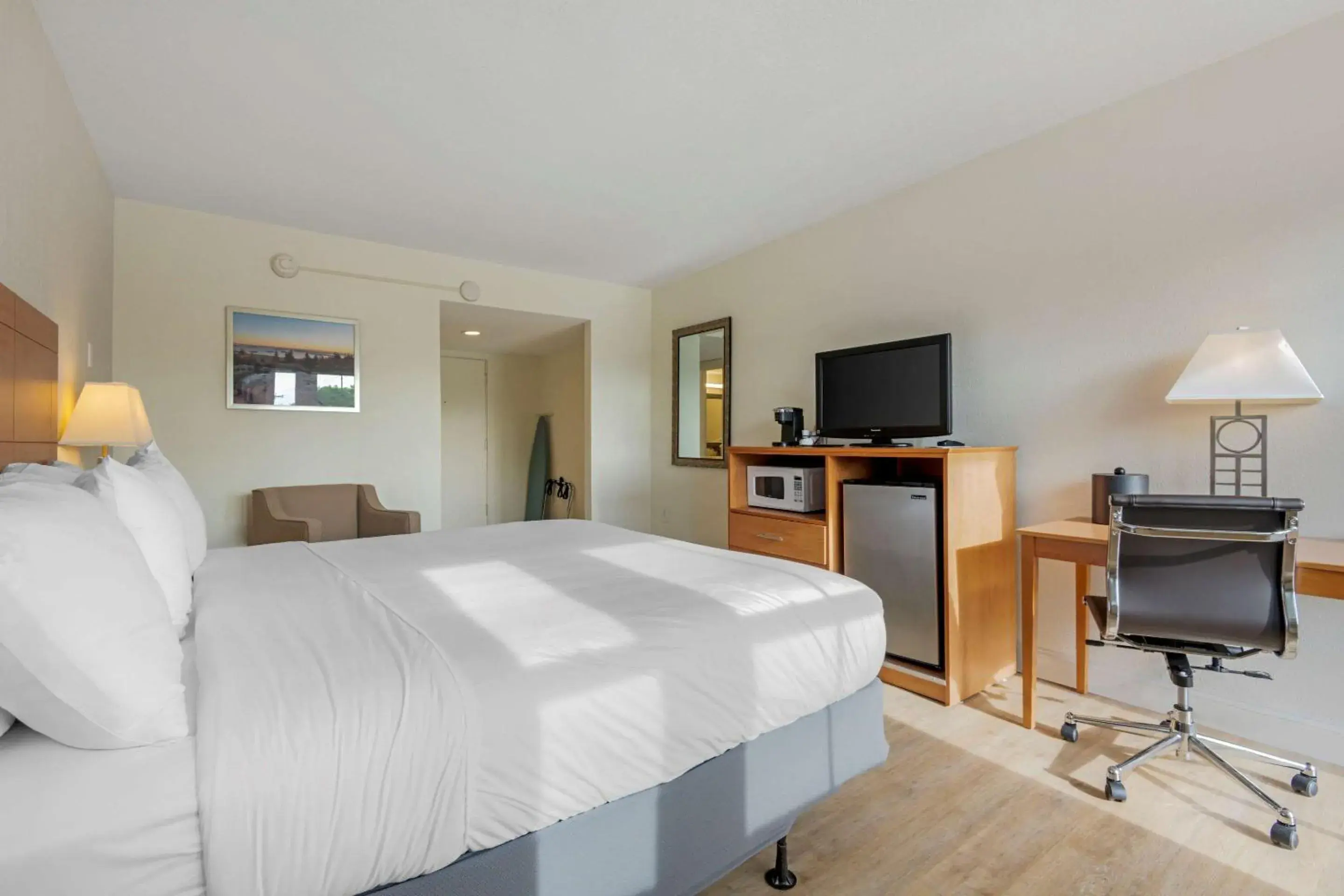 King Room w/ Balcony (No Pets) in Seasider Motel King Room w/ Balcony (No Pets) in Seasider Motel