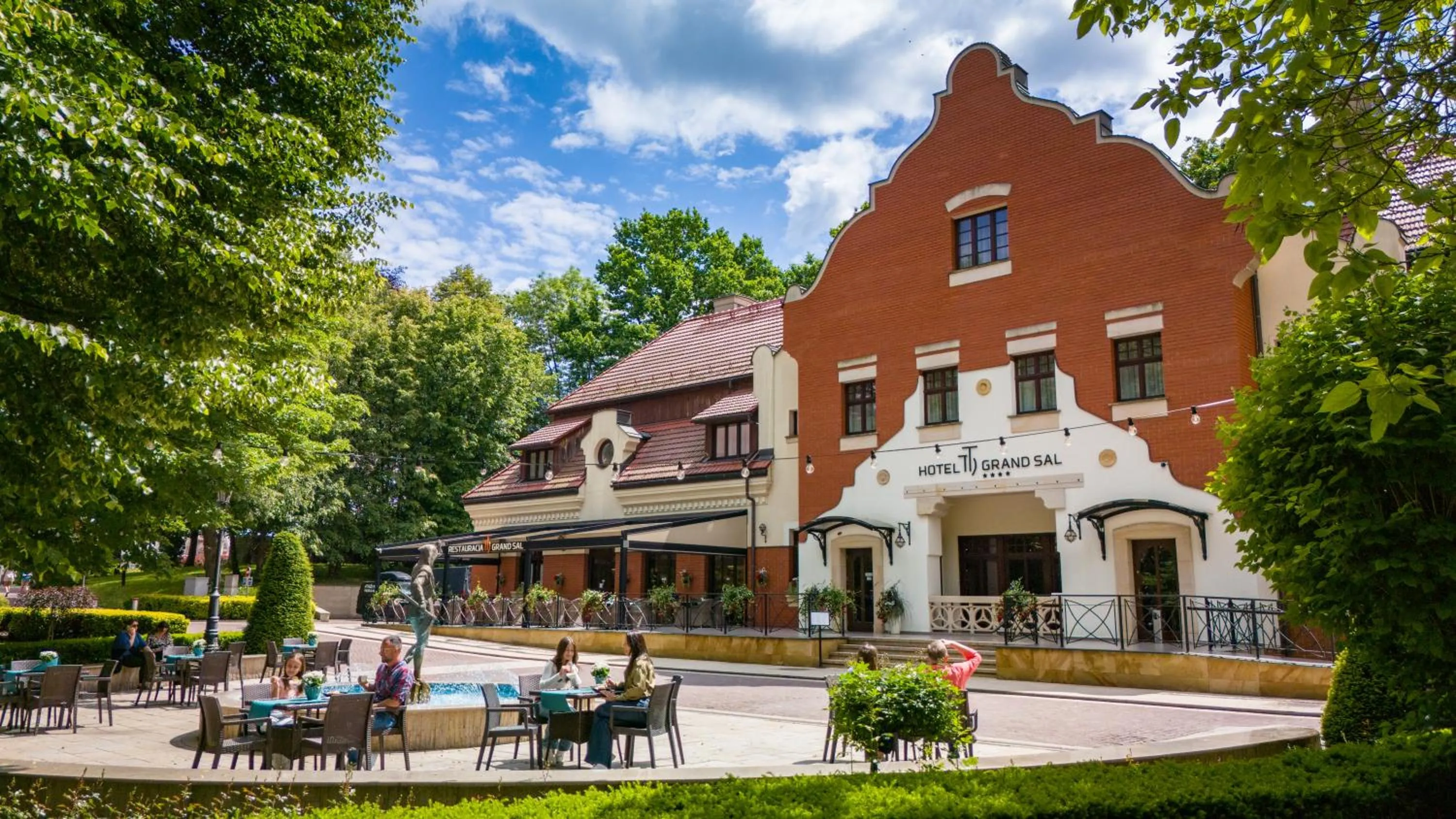 Property building in Grand Sal