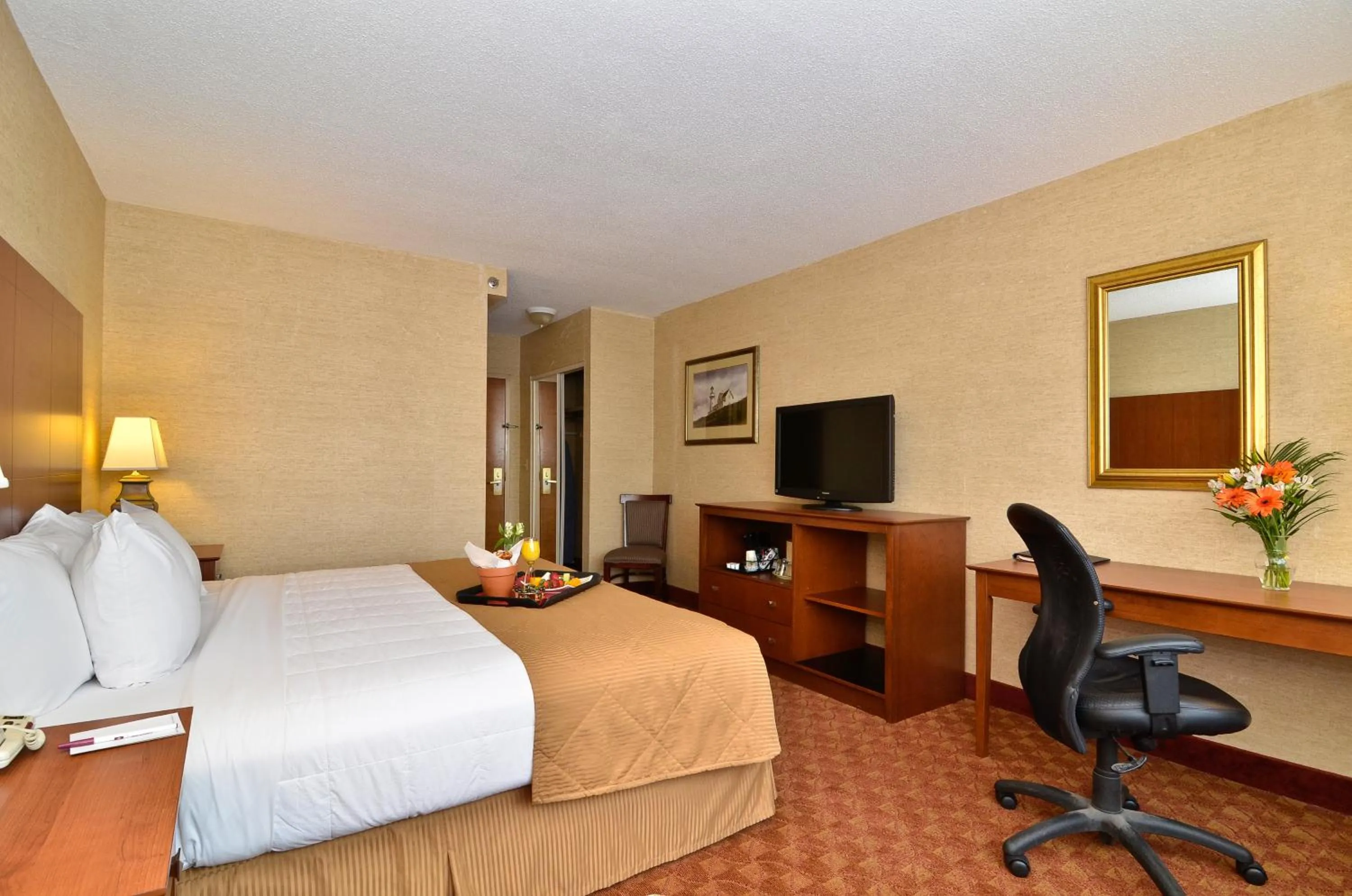 Photo of the whole room, Bed in Clarion Hotel Portland Airport ME