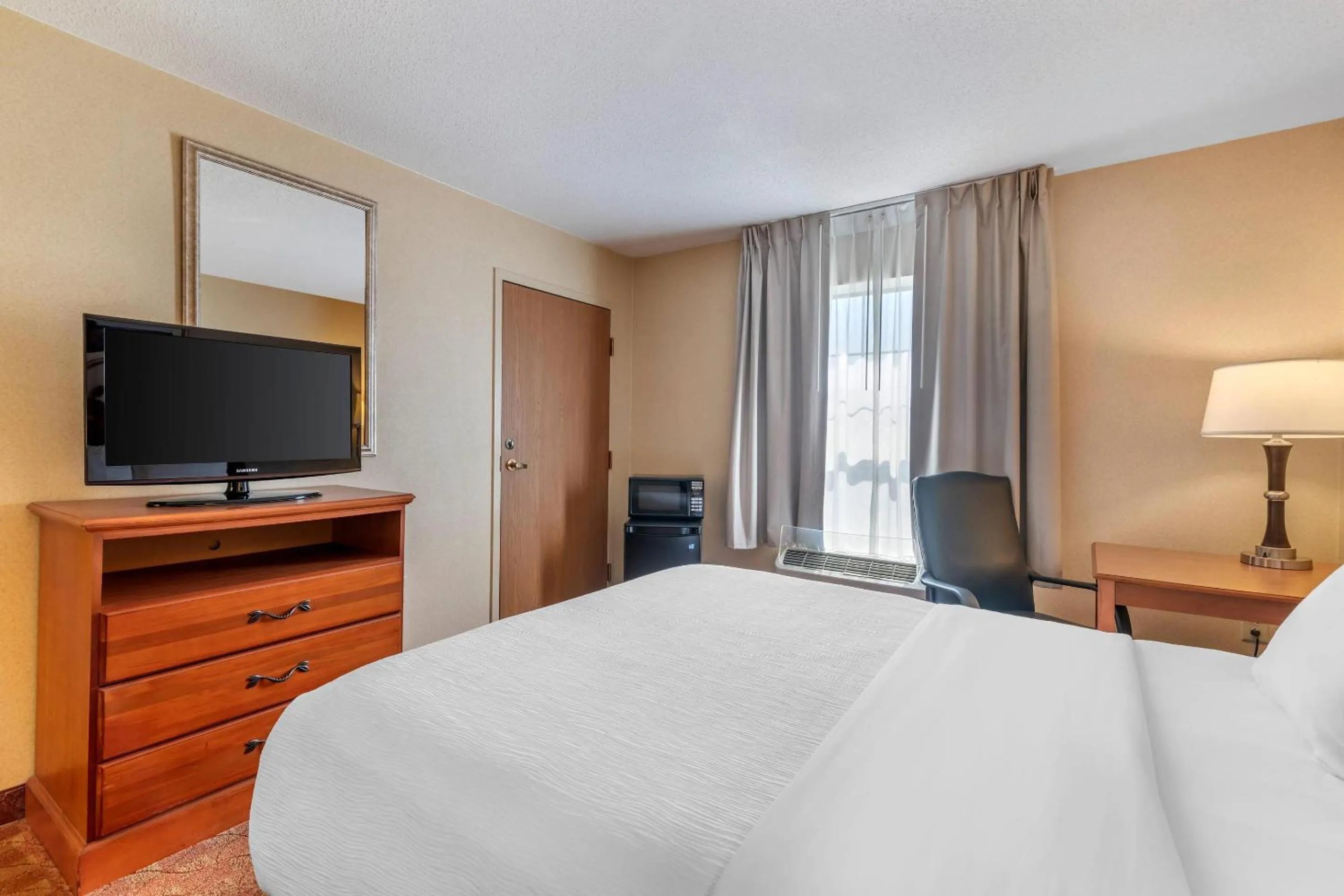 Bedroom, Bed in Quality Inn at Bangor Mall