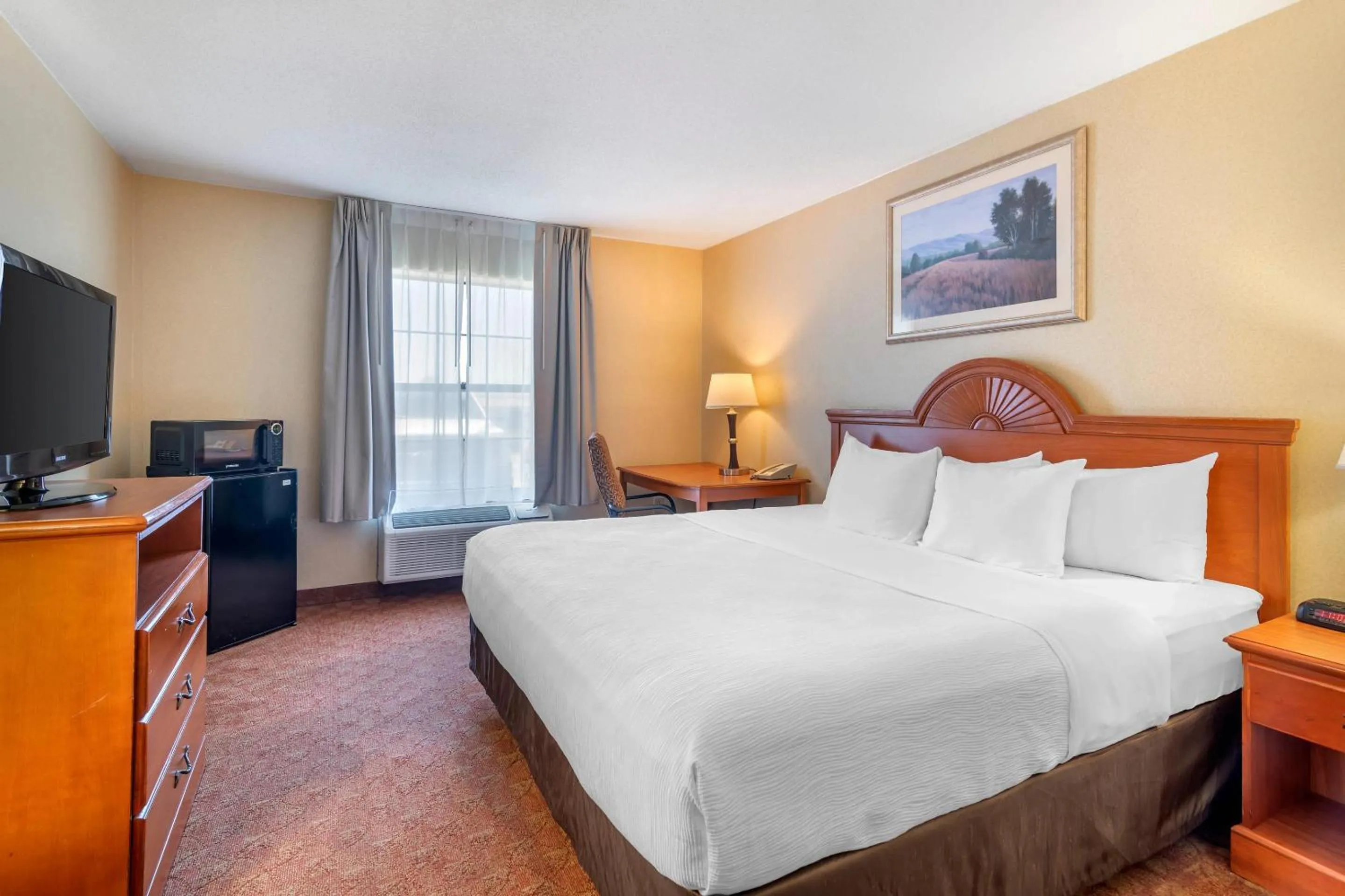 Bedroom, Bed in Quality Inn at Bangor Mall