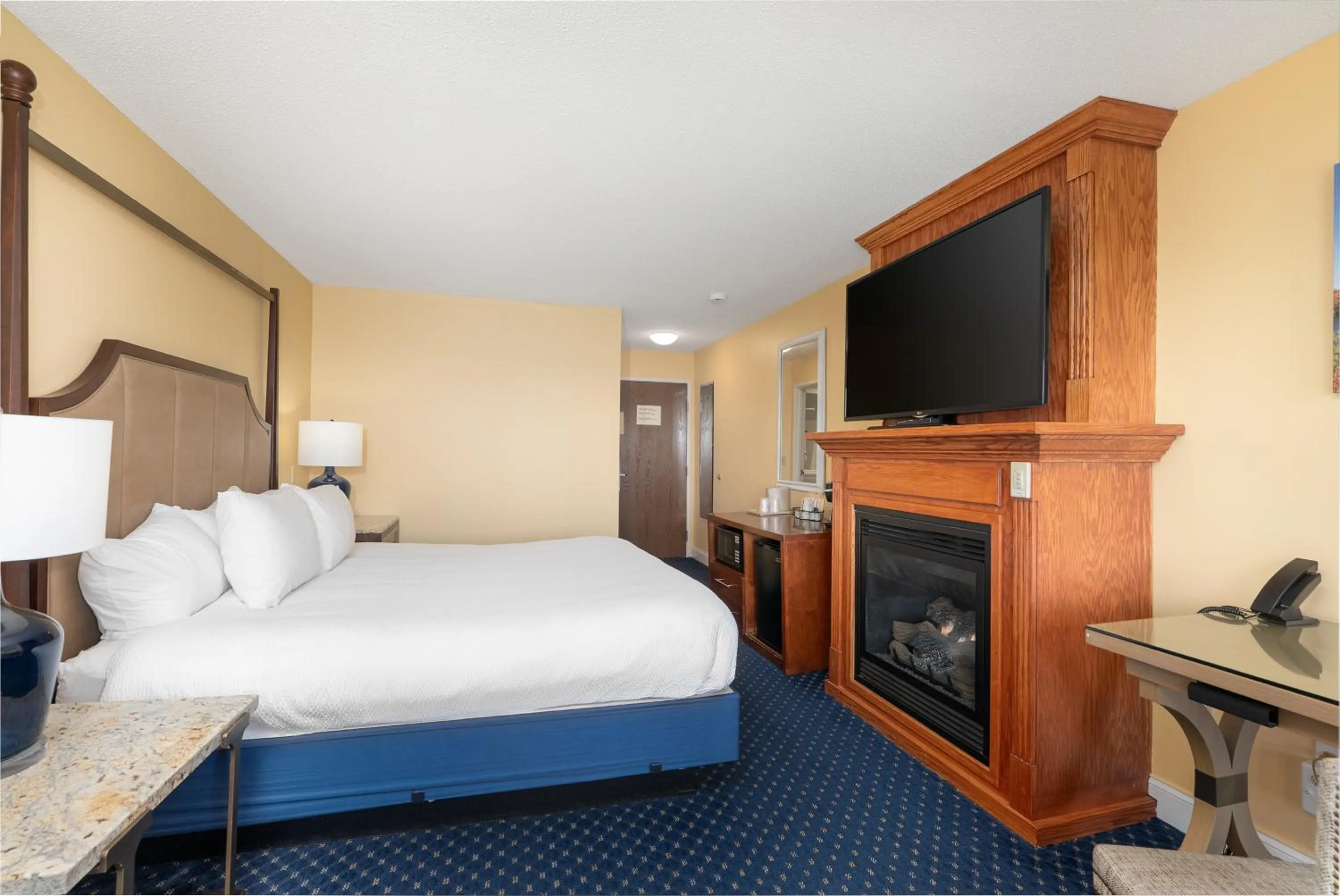 Bedroom, Bed in Fireside Inn, Ocean's Edge