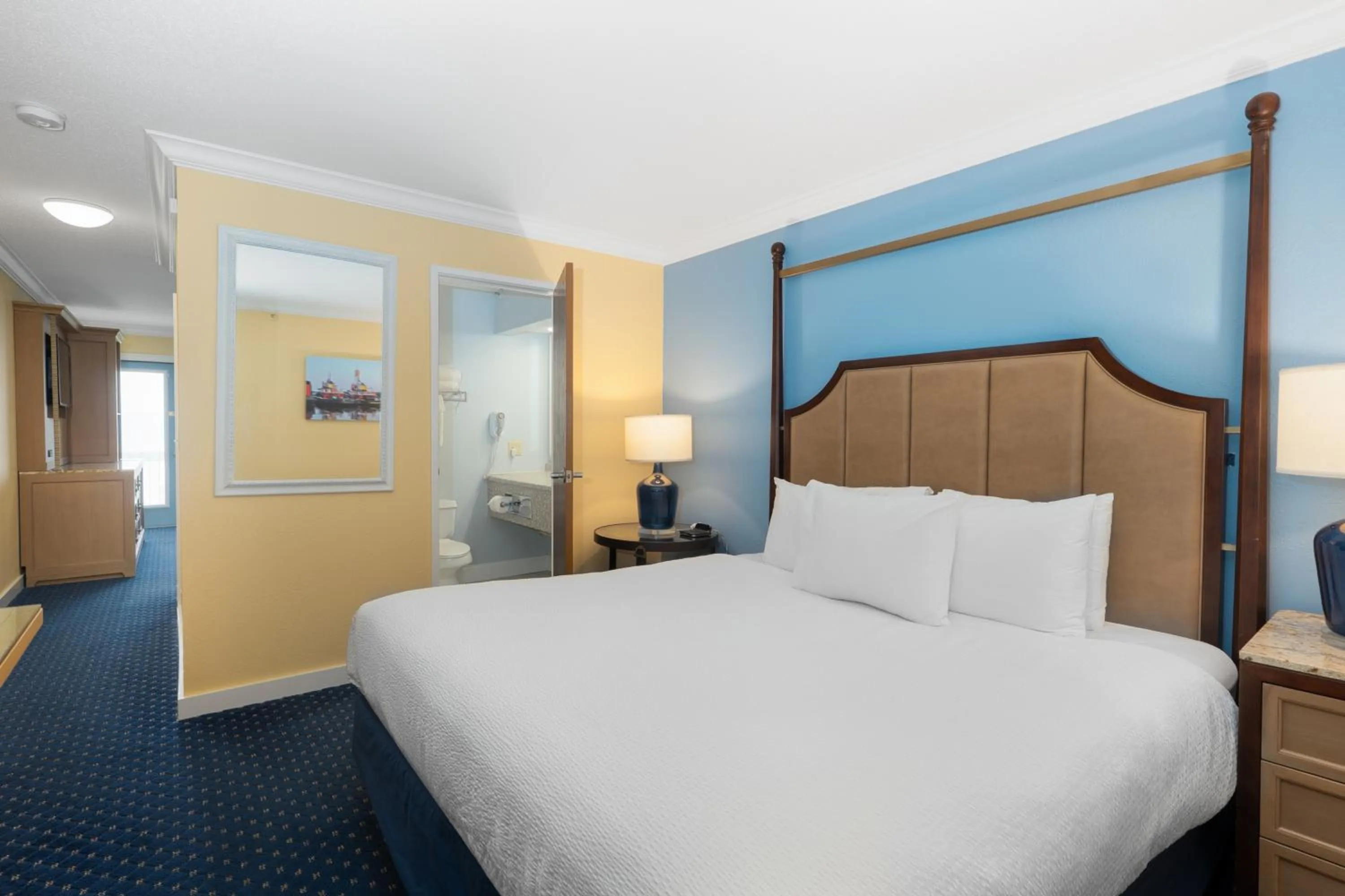 Bedroom, Bed in Fireside Inn, Ocean's Edge