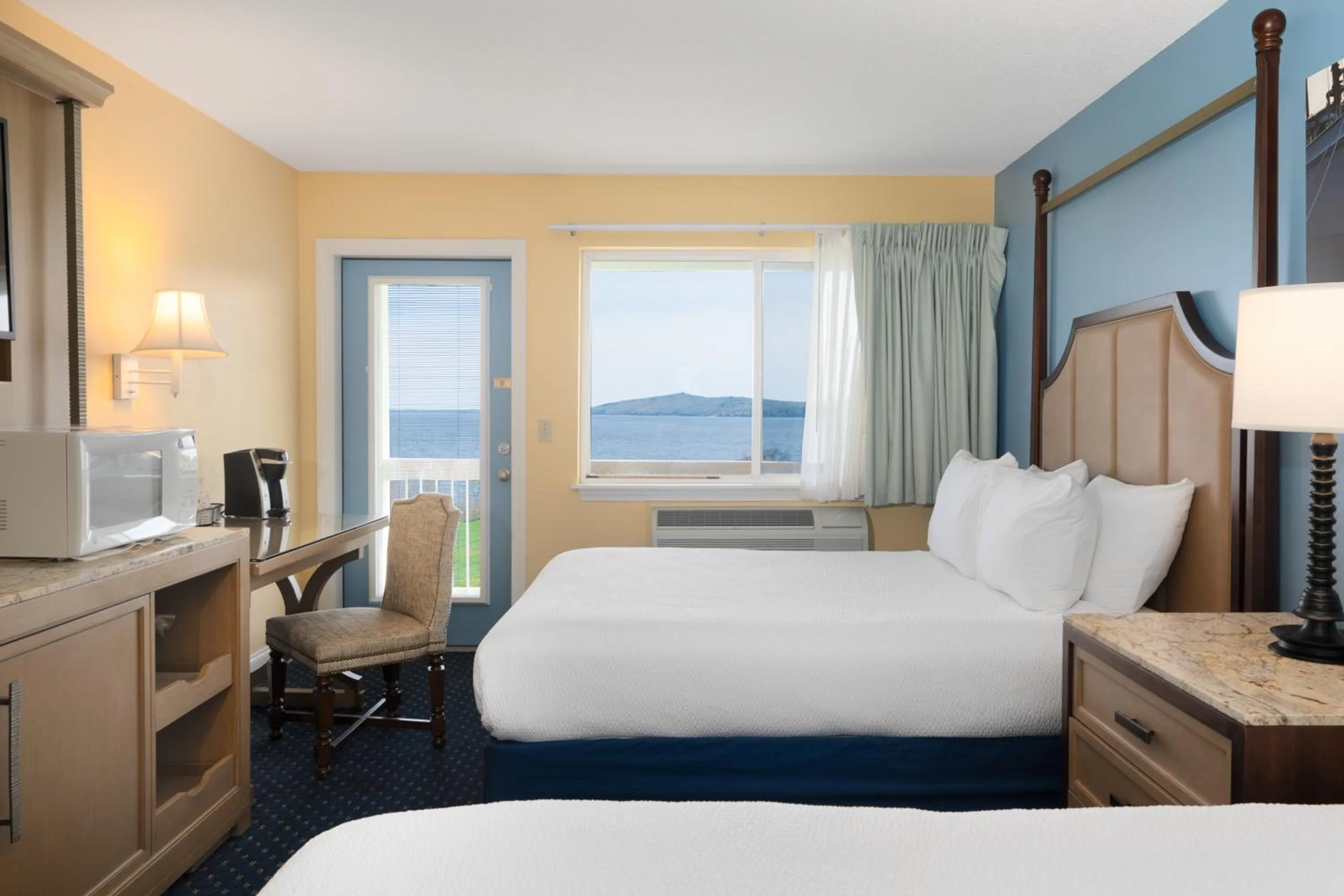 Bedroom, Bed in Fireside Inn, Ocean's Edge