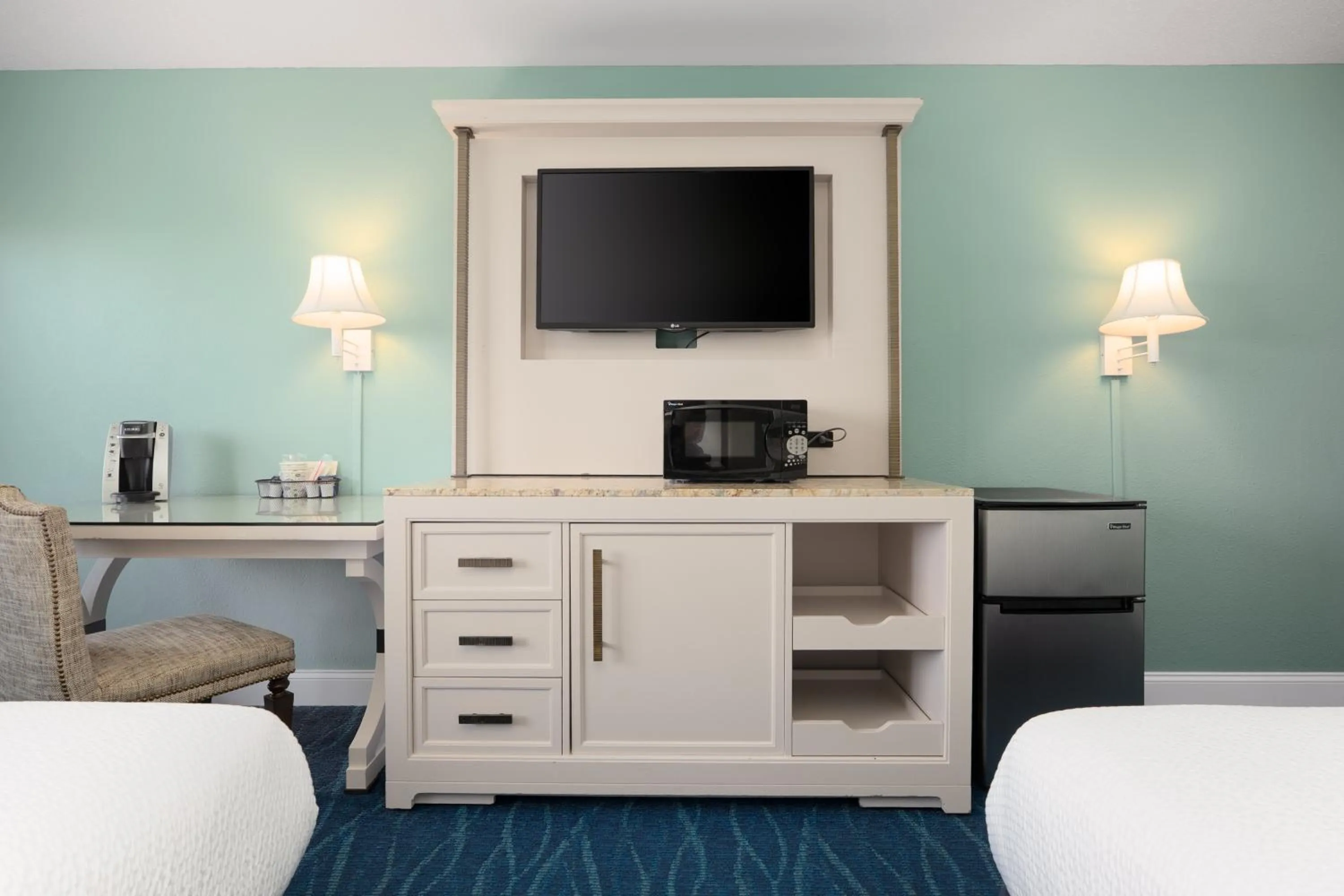 Bedroom, Bed in Fireside Inn, Ocean's Edge