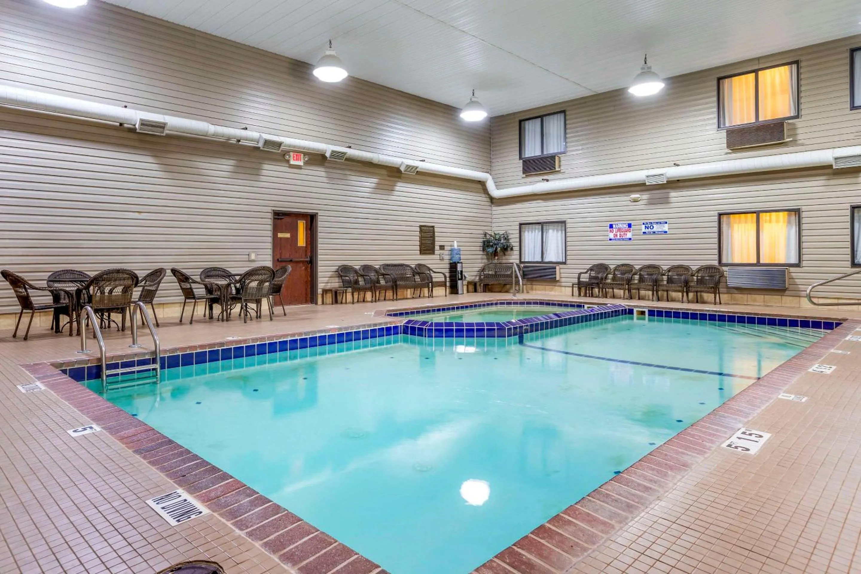 Swimming pool in Comfort Inn