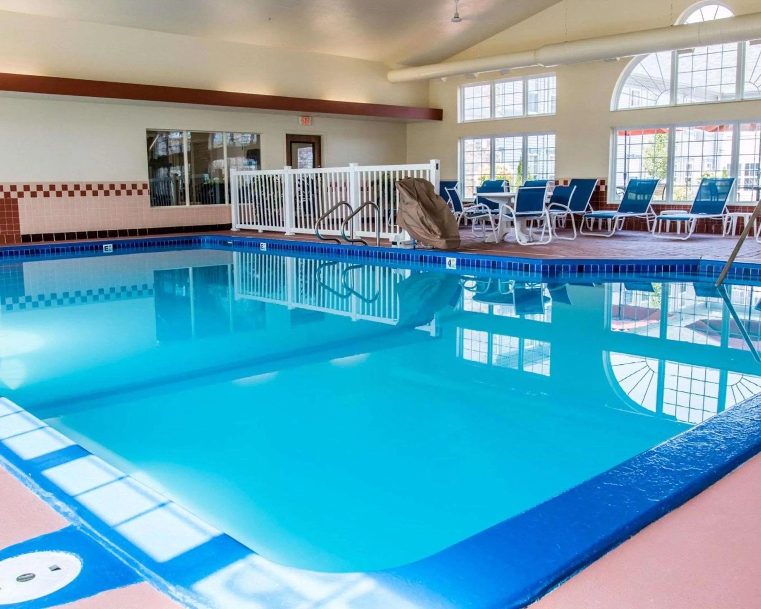 Swimming pool in Comfort Inn & Suites and Conference Center