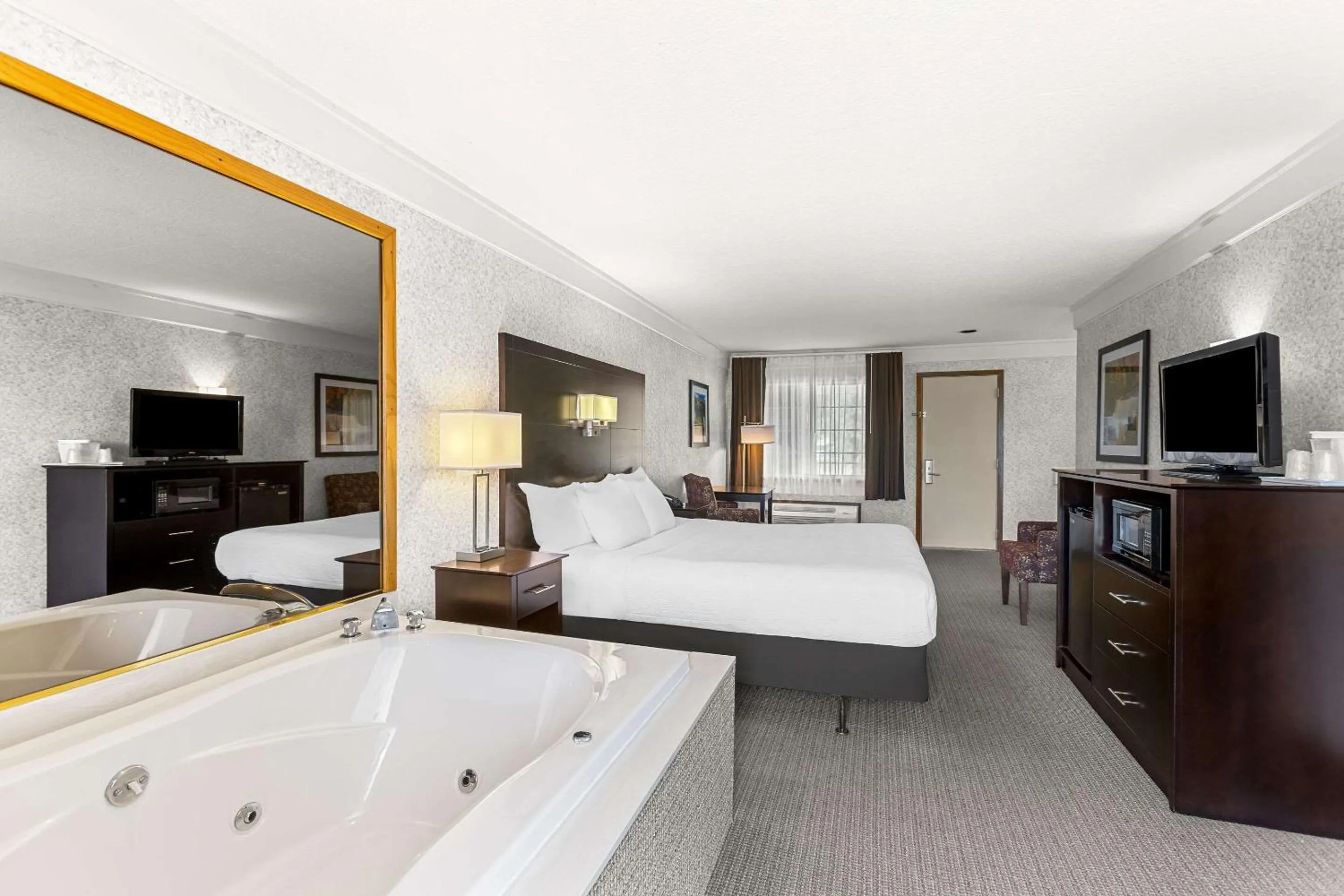 Bedroom, Bed in Quality Inn Lakefront