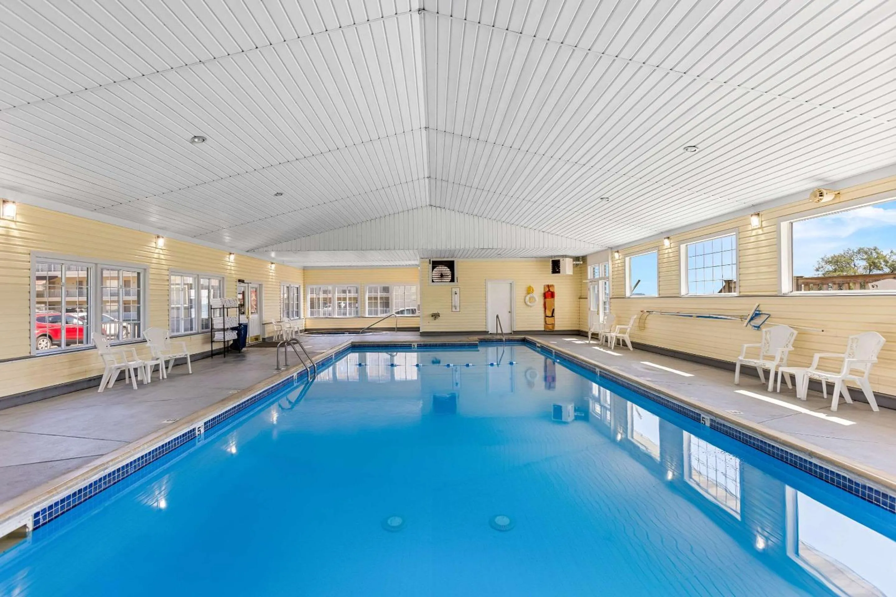 Swimming pool in Quality Inn Lakefront