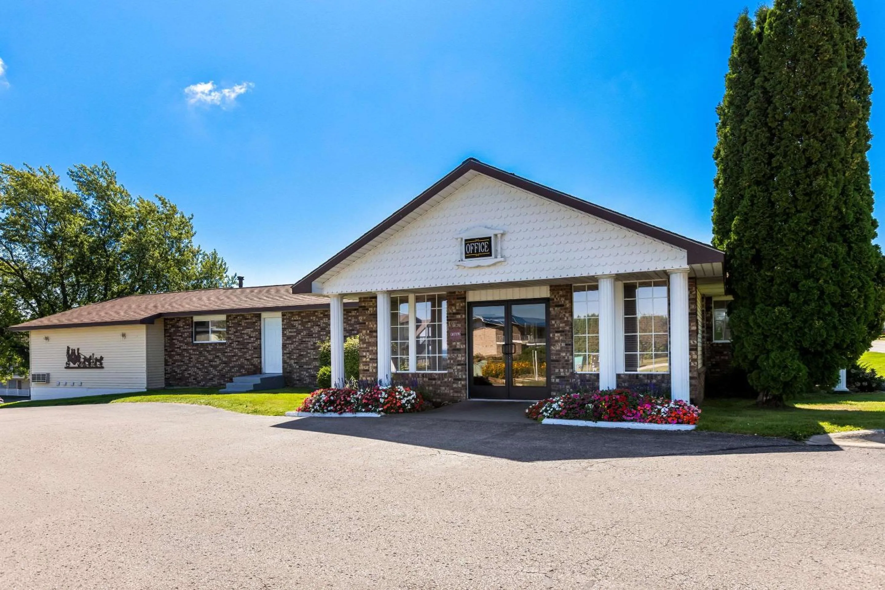 Property building in Quality Inn Lakefront