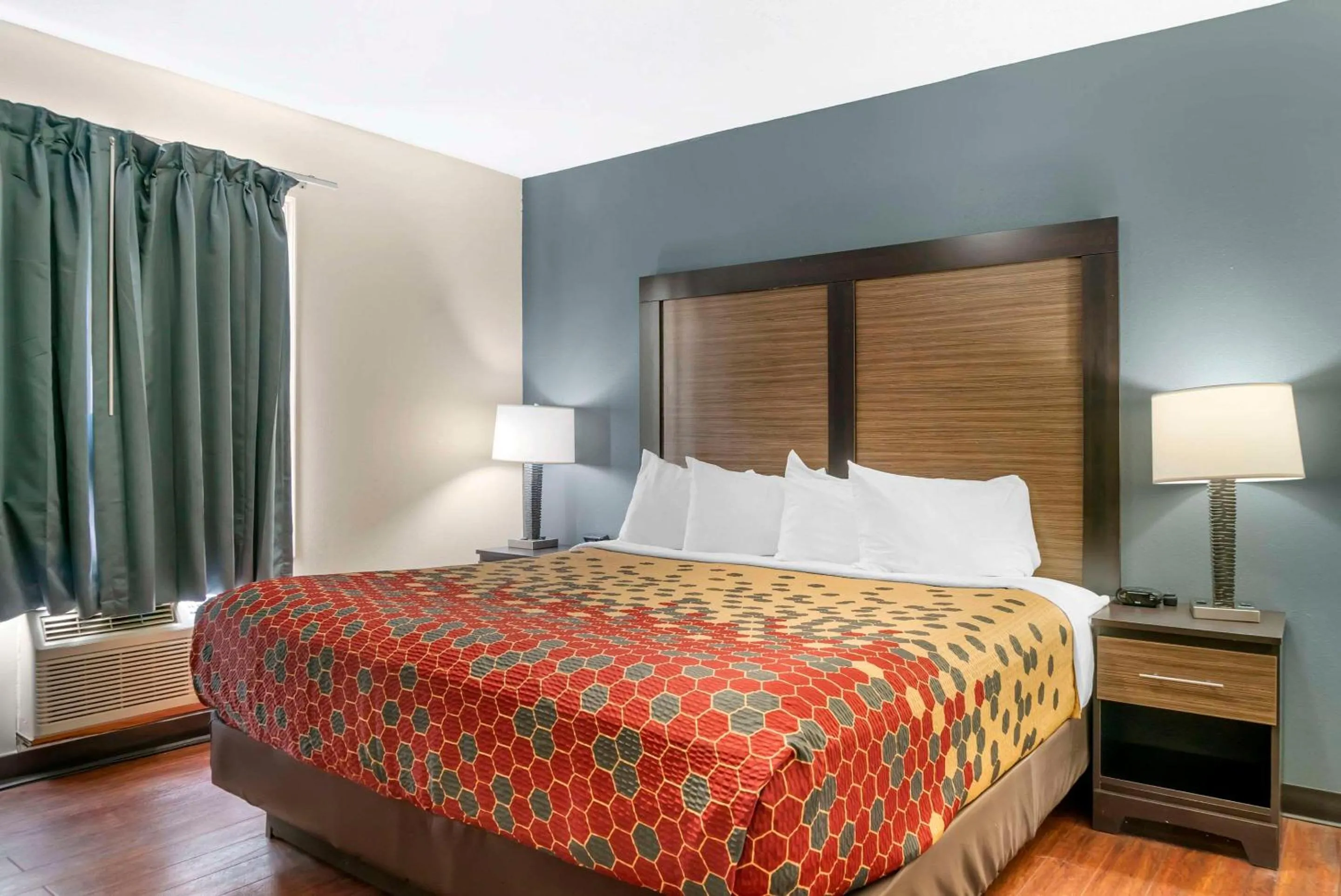 Bedroom, Bed in Econo Lodge Traverse City South