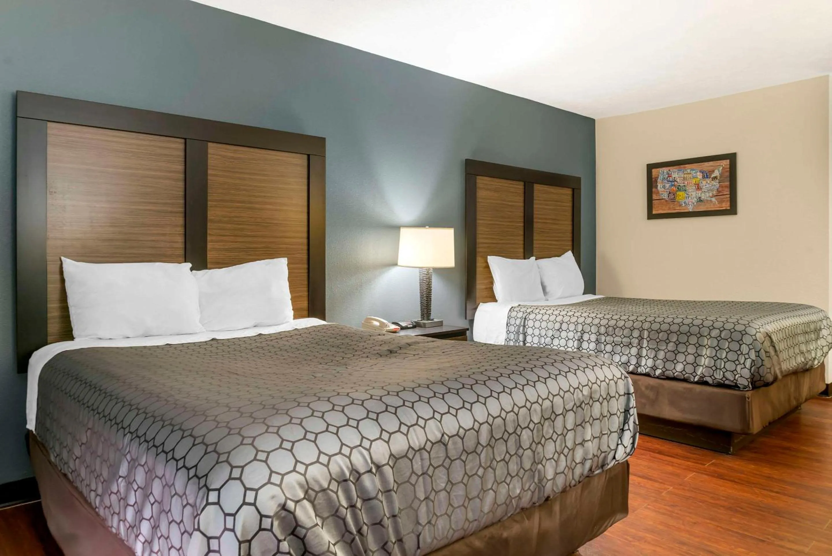 Bedroom, Bed in Econo Lodge Traverse City South