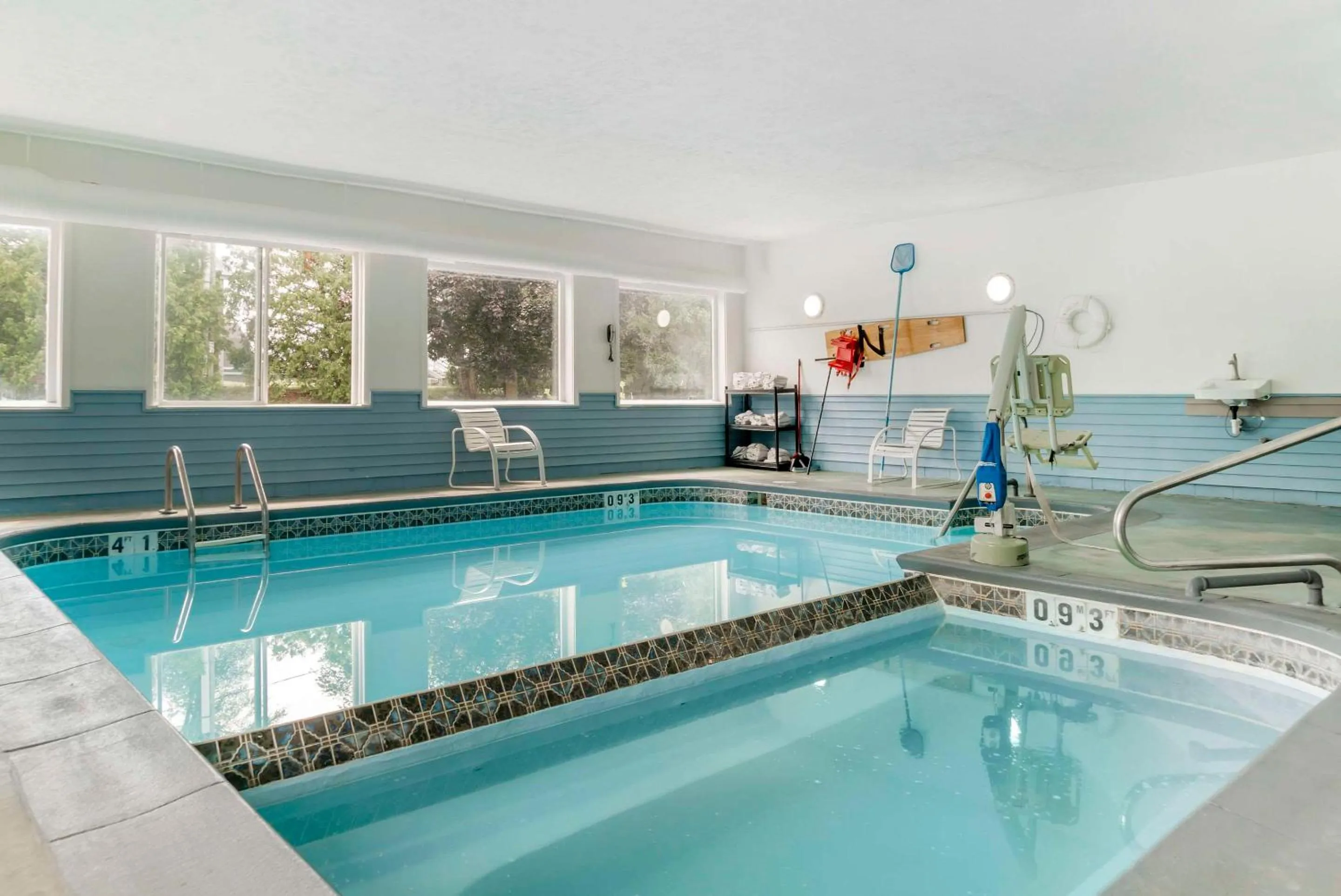 Swimming pool in Econo Lodge Traverse City South