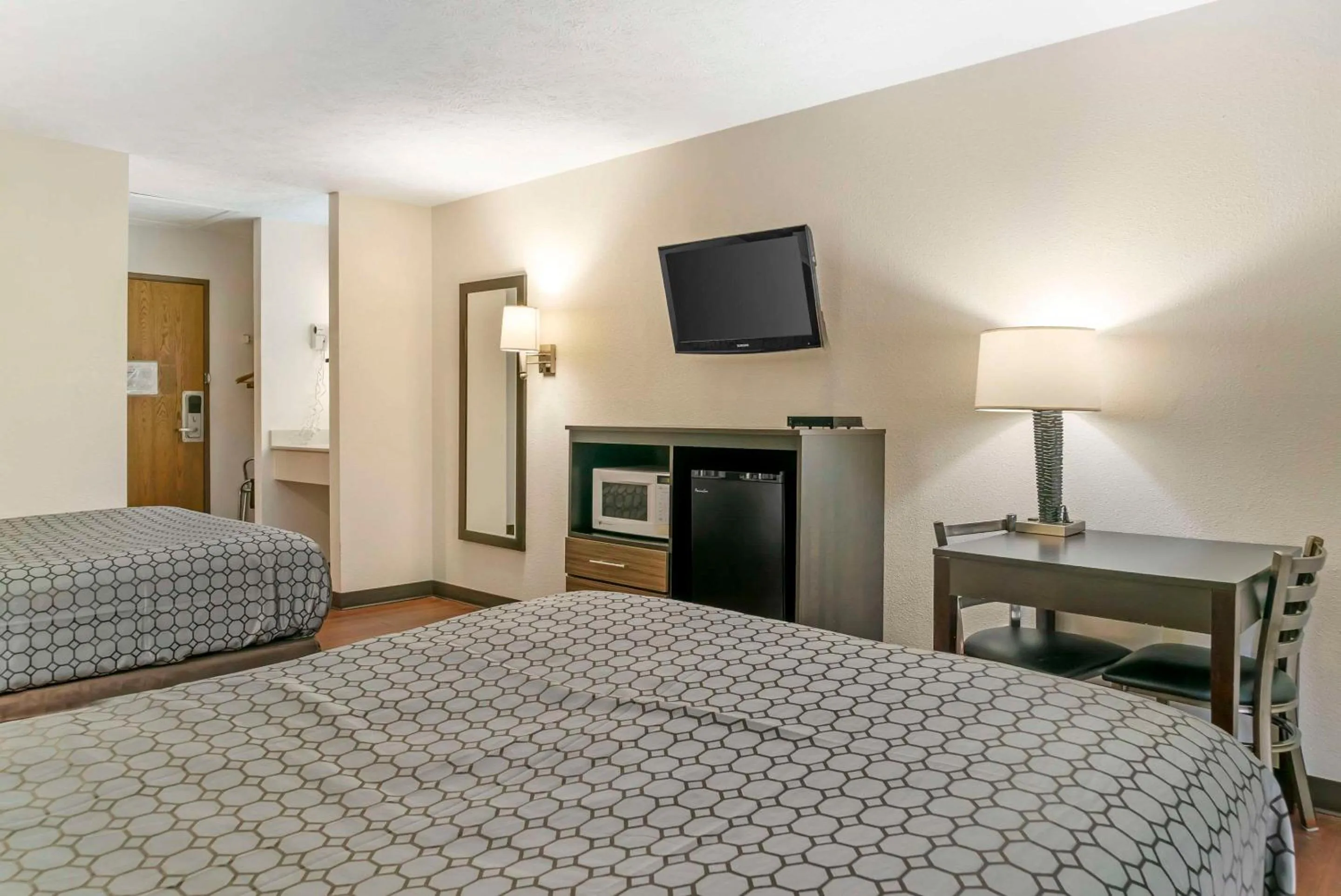 Bedroom, Bed in Econo Lodge Traverse City South