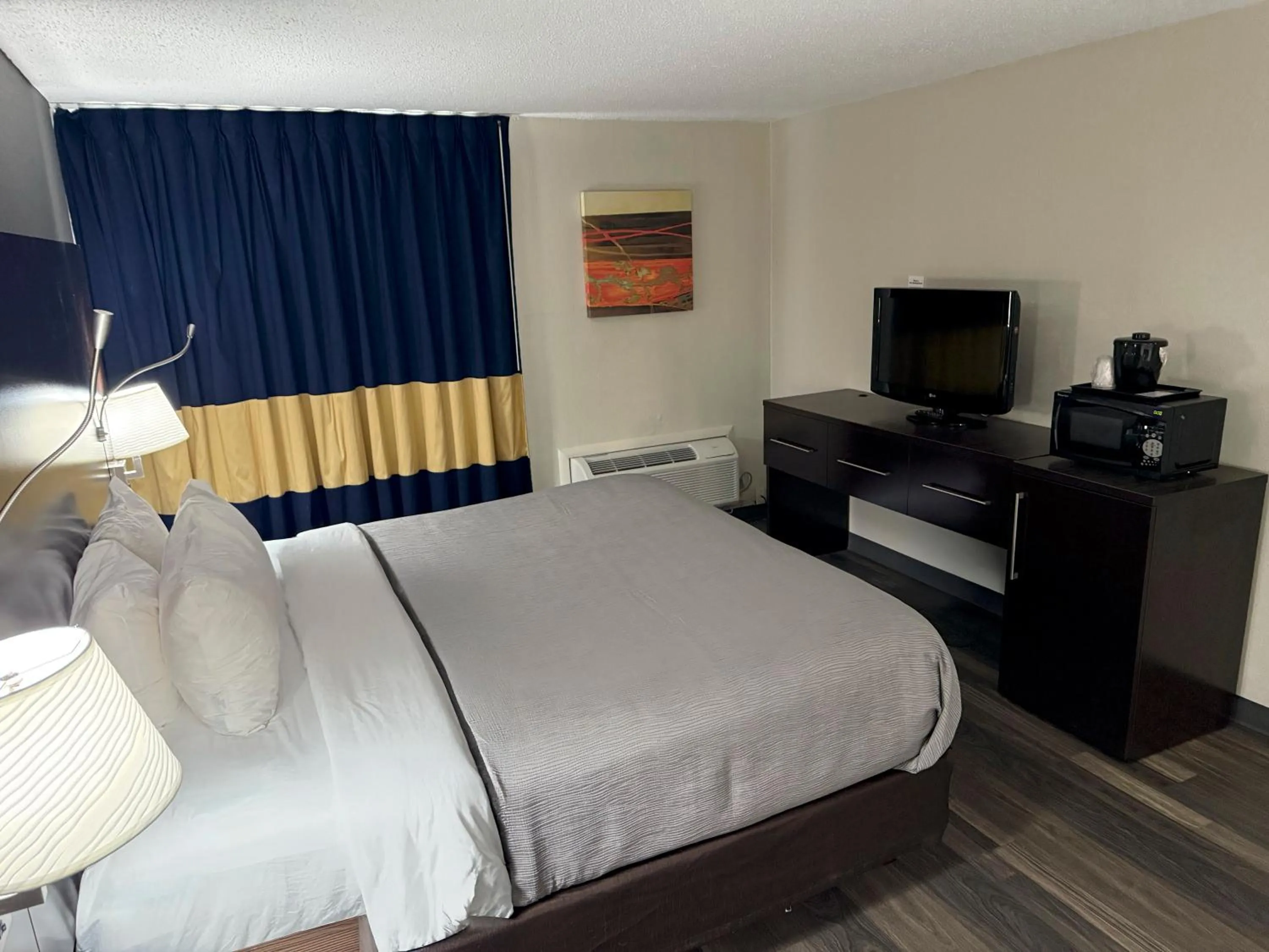 Bed in Quality Inn & Suites Banquet Center