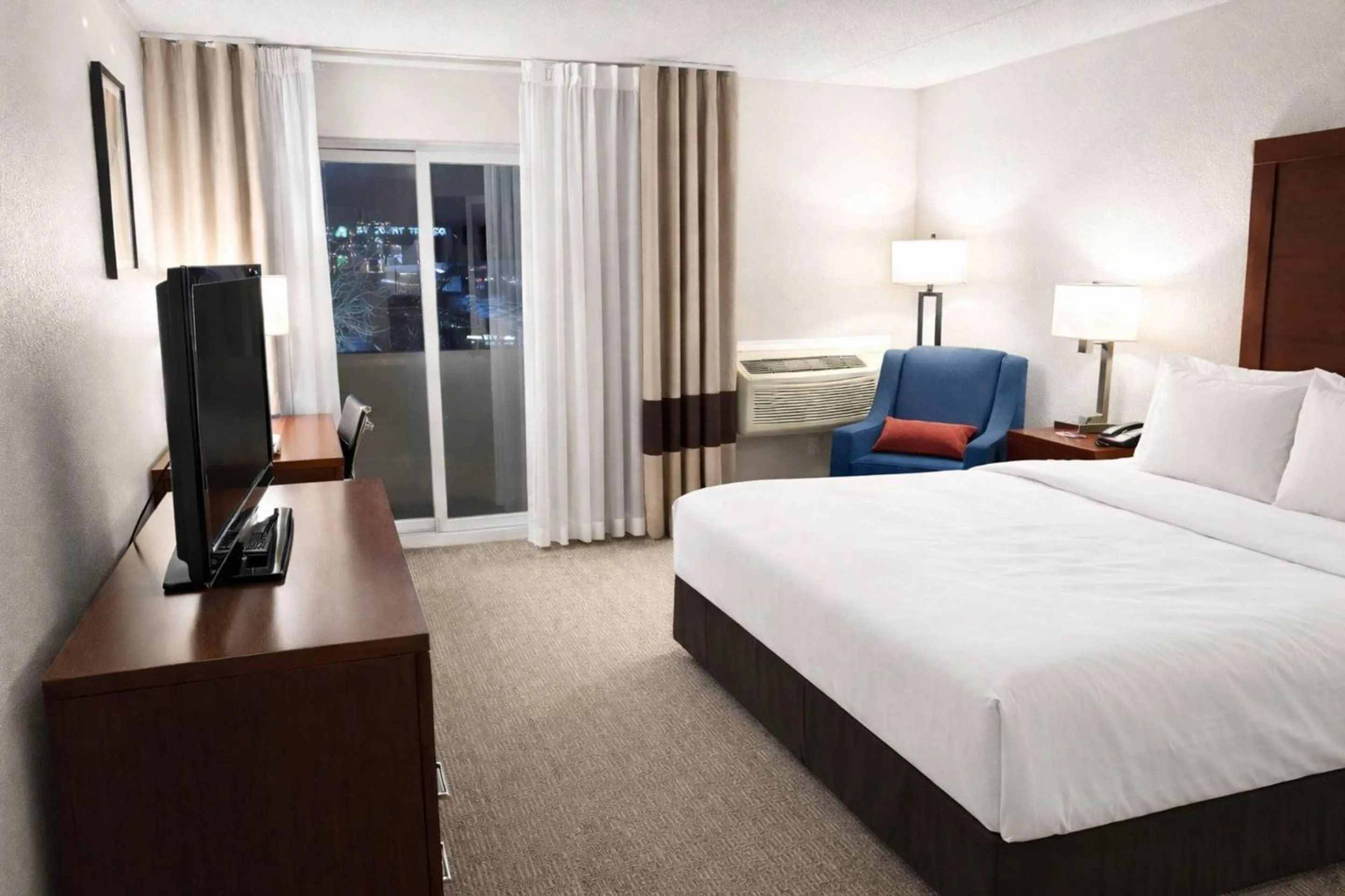 Bedroom, Bed in Comfort Inn Farmington Hills - Novi-Royal oaks-Southfield-Detroit Northwest