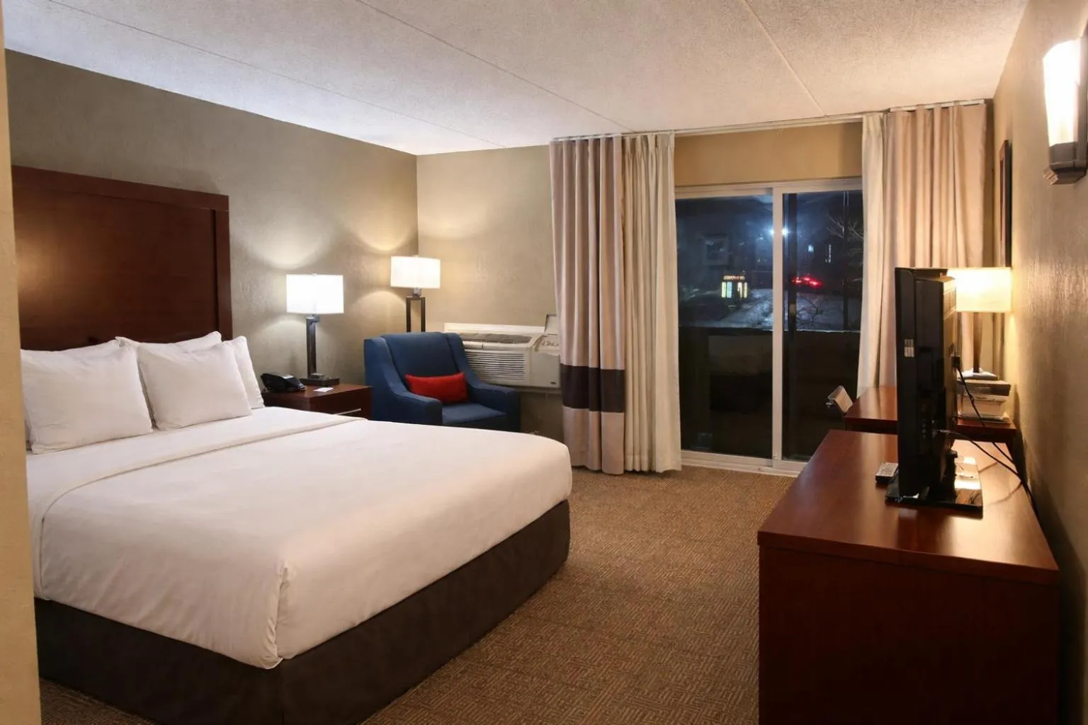 Bedroom, Bed in Comfort Inn Farmington Hills - Novi-Royal oaks-Southfield-Detroit Northwest