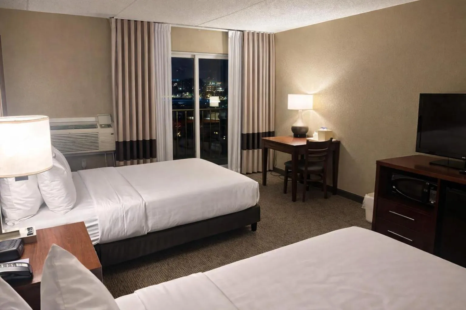 Bedroom, Bed in Comfort Inn Farmington Hills - Novi-Royal oaks-Southfield-Detroit Northwest