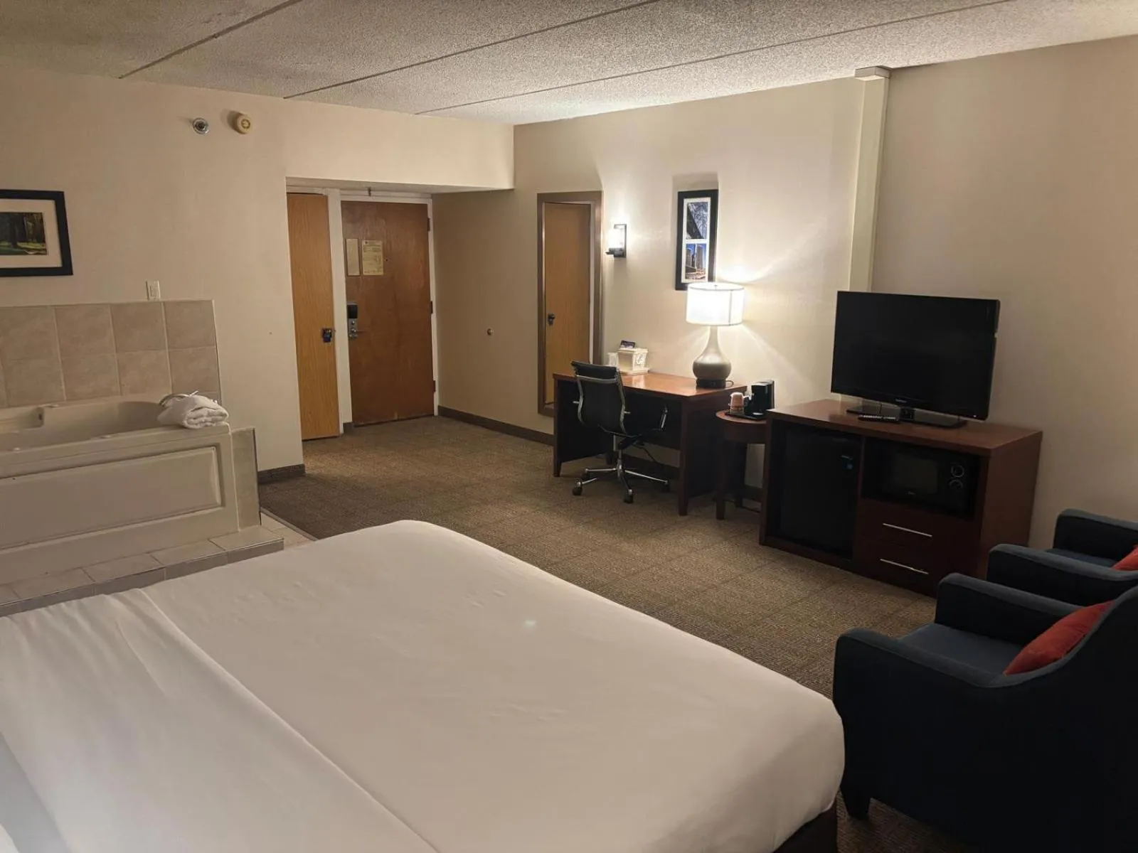 Photo of the whole room, Bed in Comfort Inn Farmington Hills - Novi-Royal oaks-Southfield-Detroit Northwest