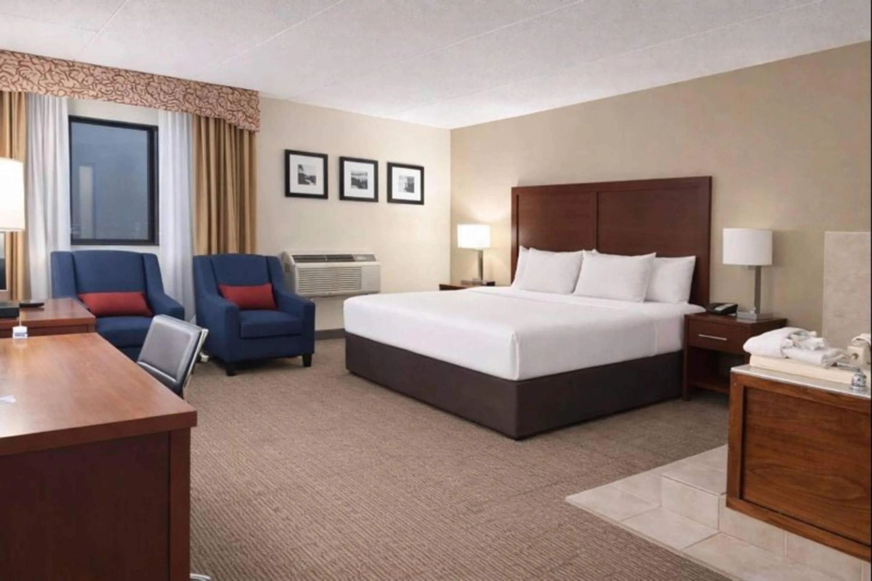 Bedroom, Bed in Comfort Inn Farmington Hills - Novi-Royal oaks-Southfield-Detroit Northwest