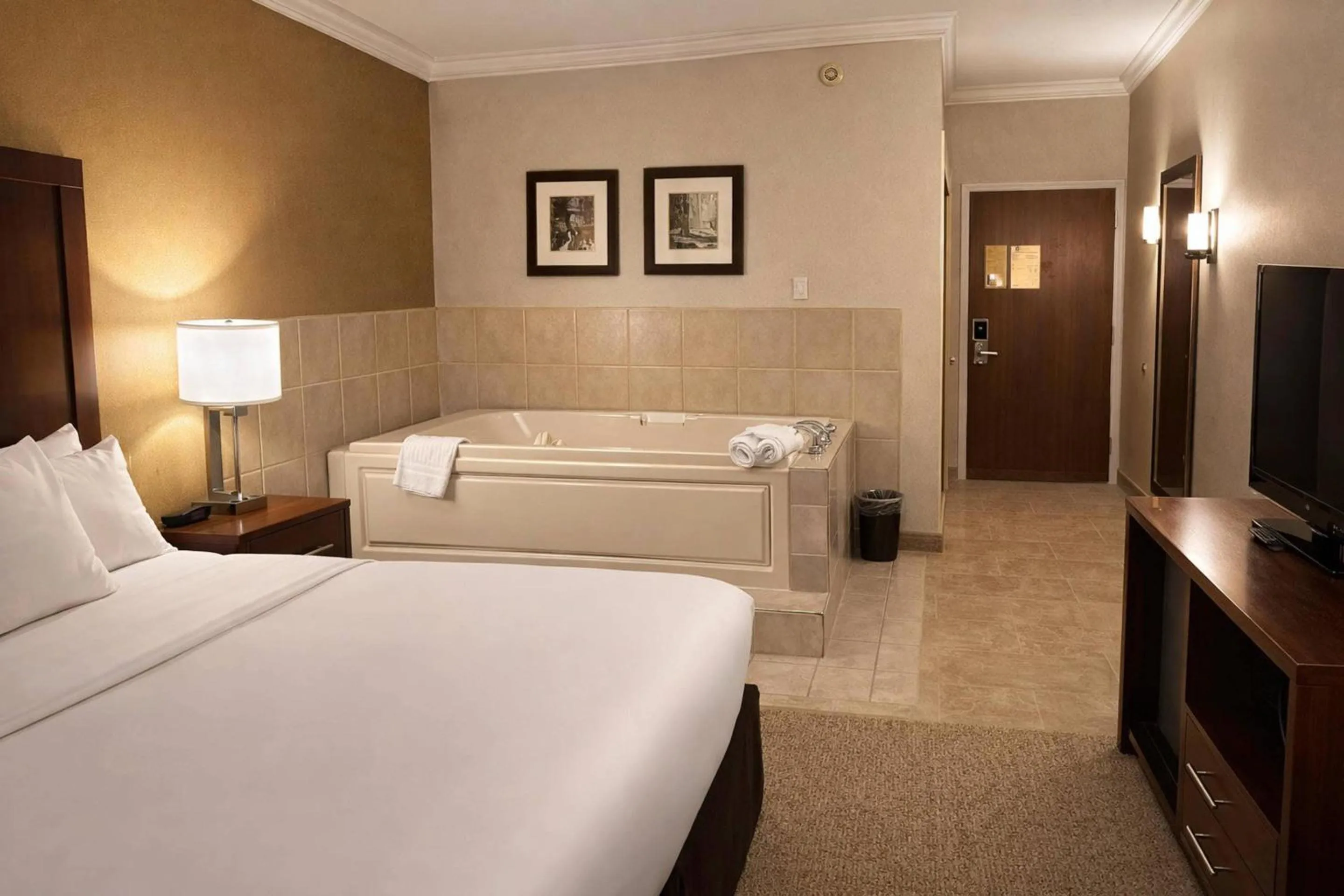 Bedroom, Bed in Comfort Inn Farmington Hills - Novi-Royal oaks-Southfield-Detroit Northwest