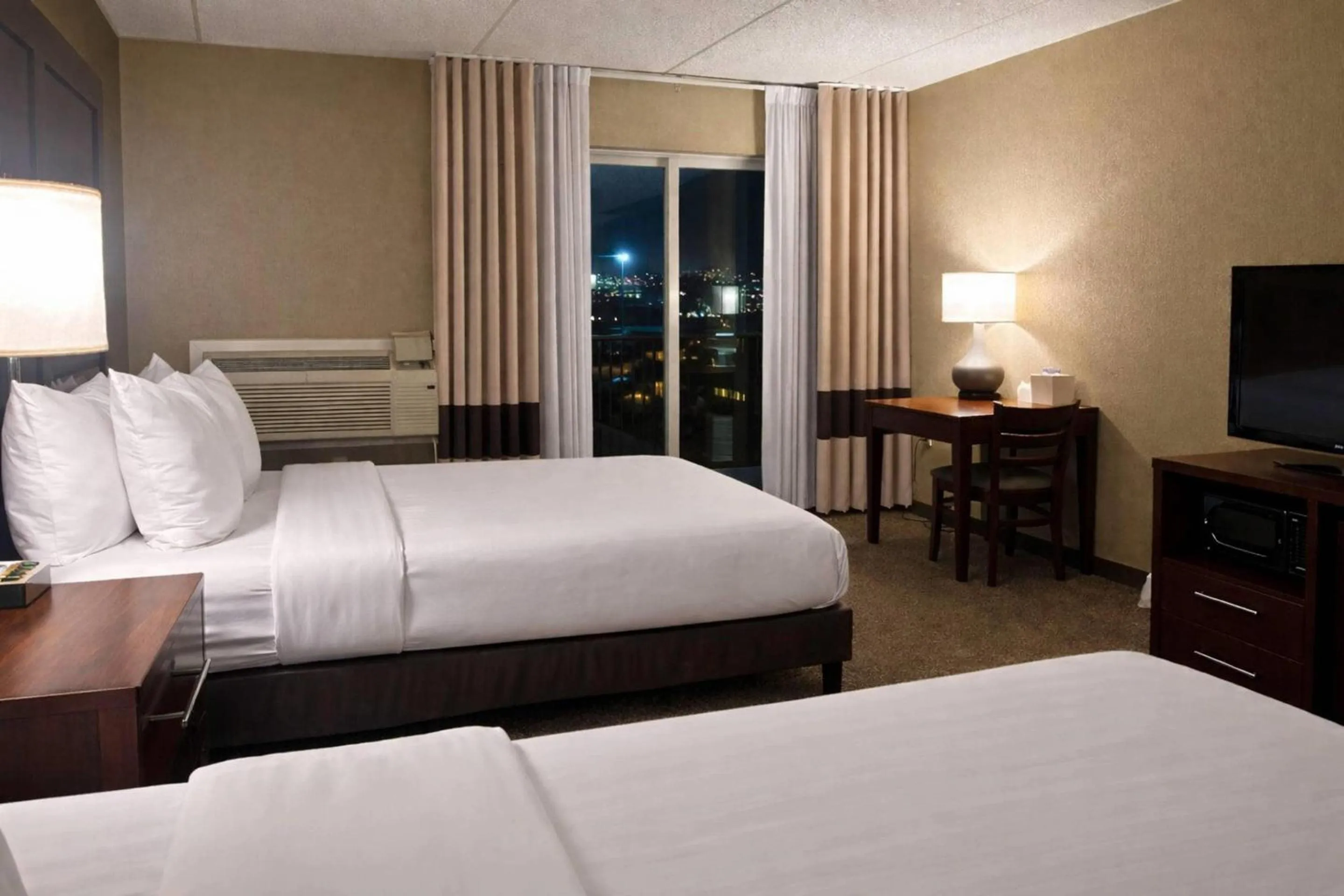 Bedroom, Bed in Comfort Inn Farmington Hills - Novi-Royal oaks-Southfield-Detroit Northwest